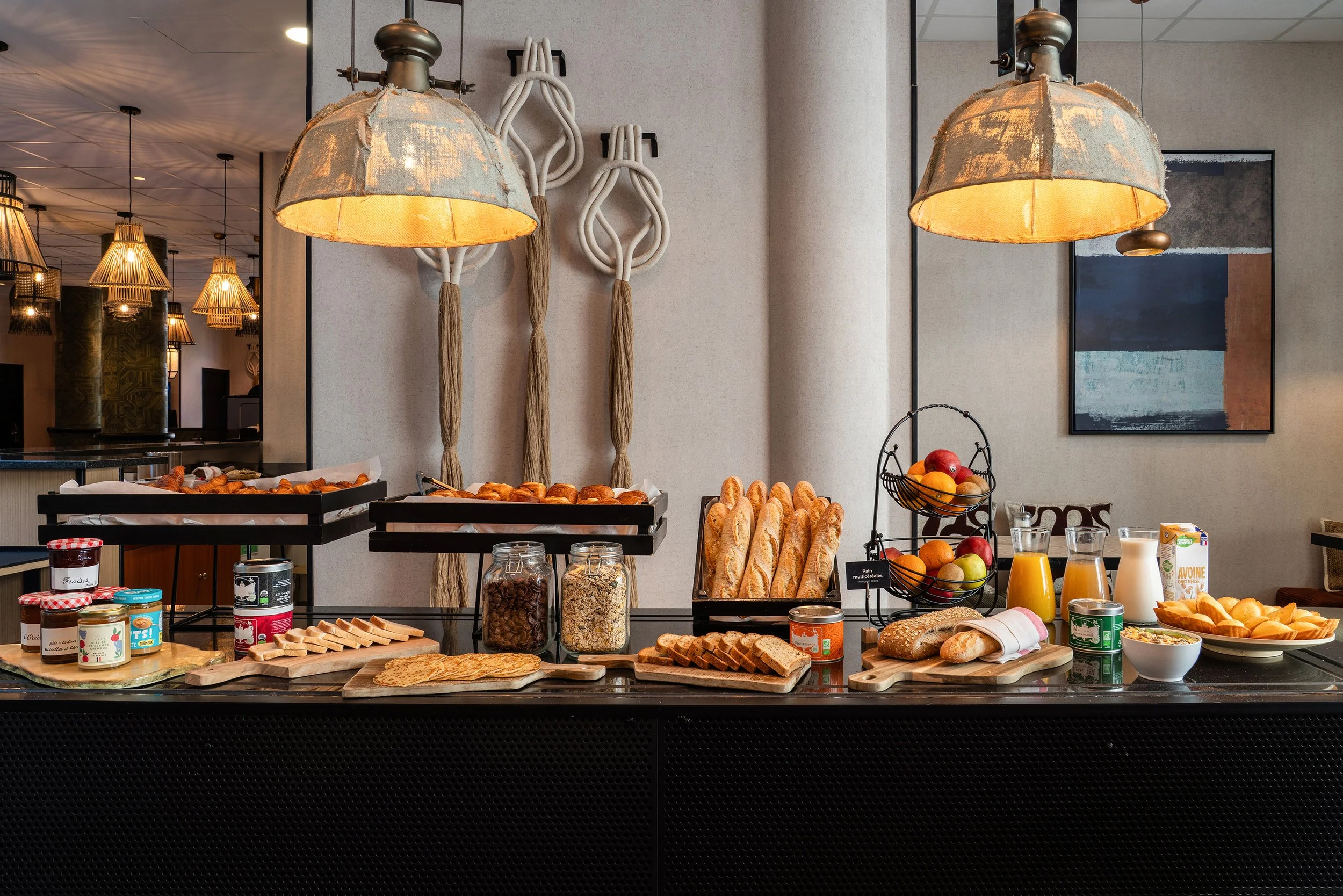 Vue d'ensemble du buffet et de l'espace petit-déjeuner