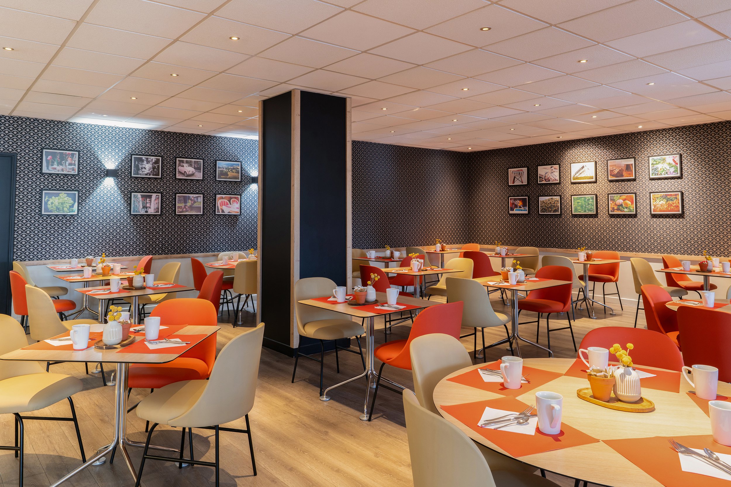 Photographie de la salle petit-déjeuner d'un hôtel