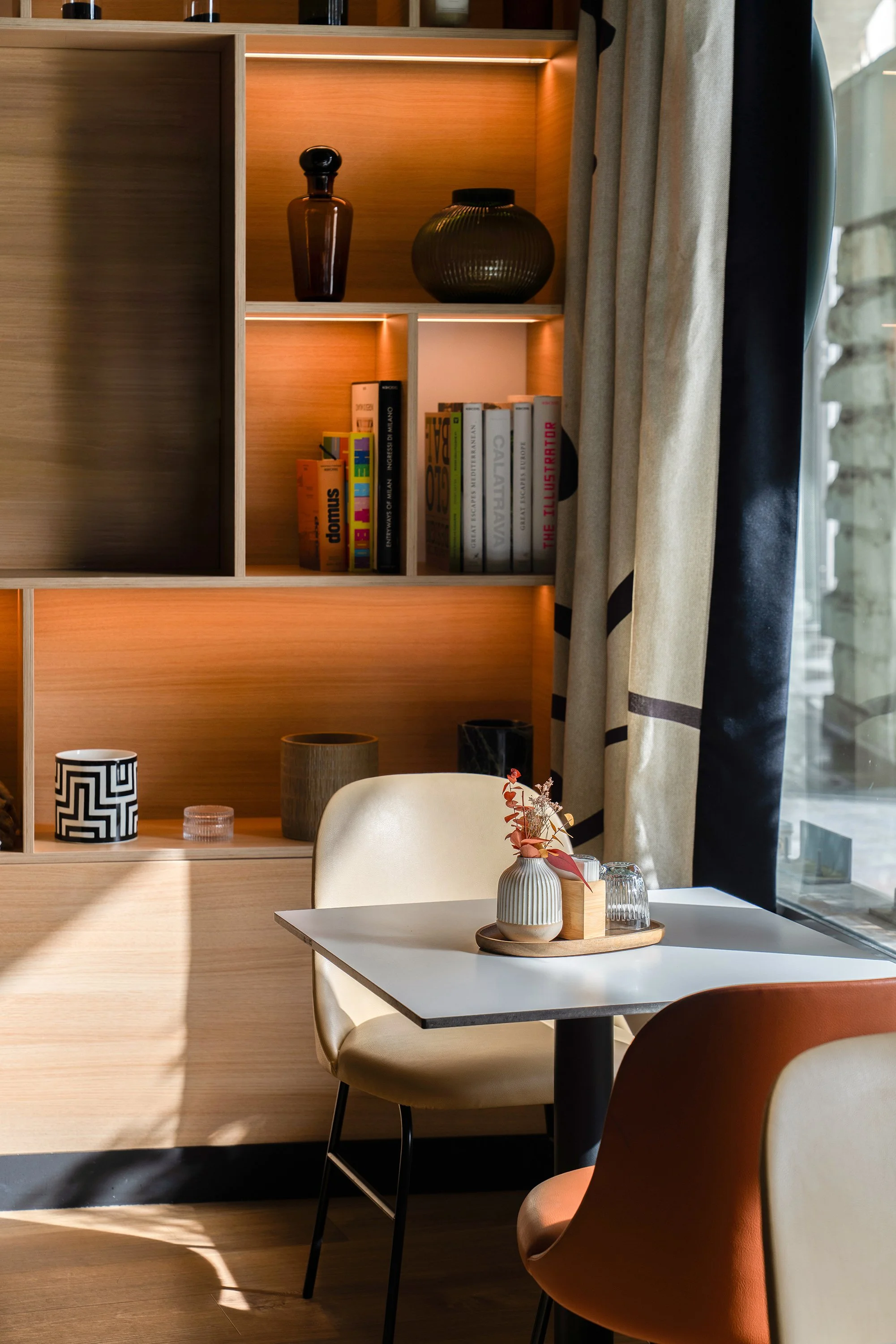 Photographie de l'espace bar d'un hôtel dans un contexte matinal