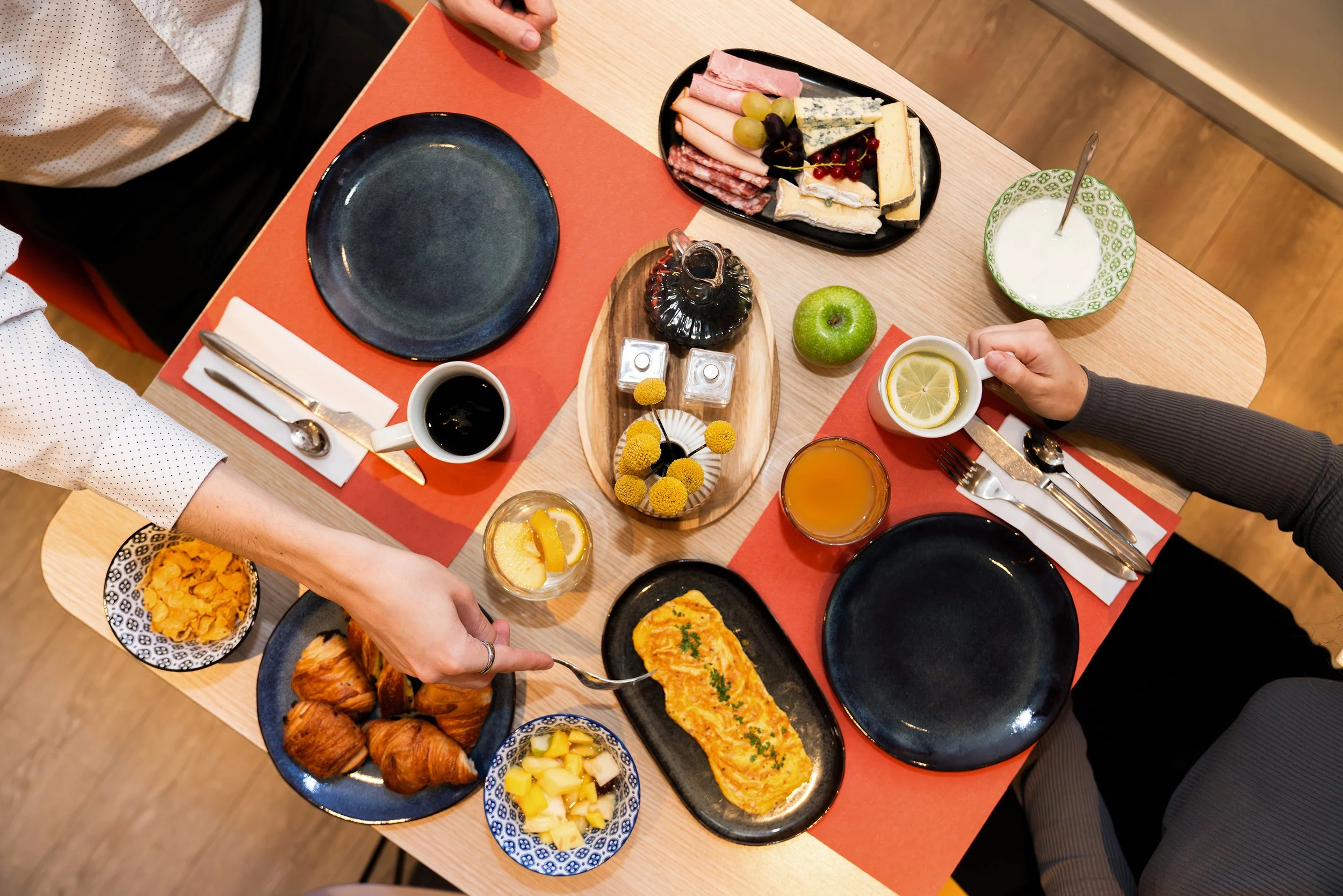 Photographie d'une table servie d'un petit-déjeuner d'un hôtel