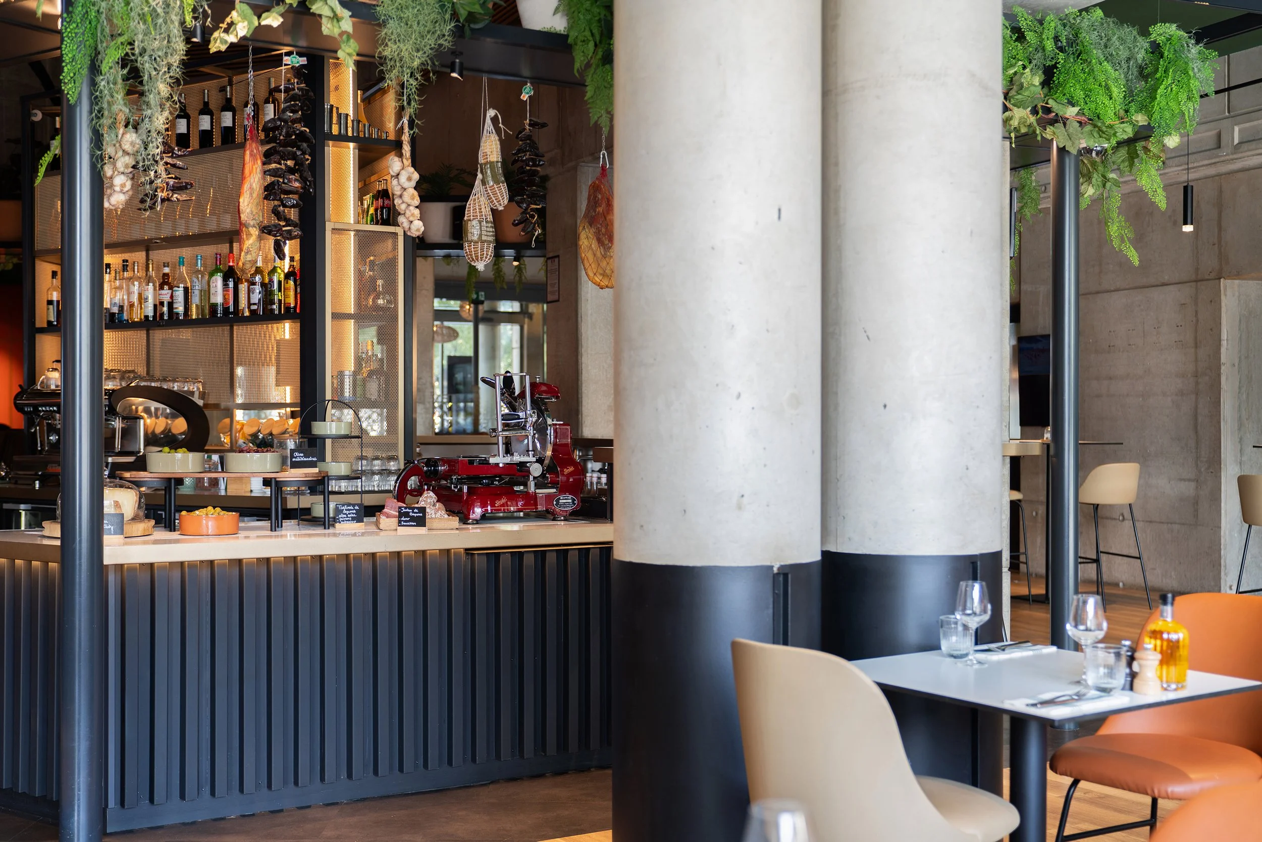 Photographie de l'espace bar d'un hôtel dans un contexte de déjeuner