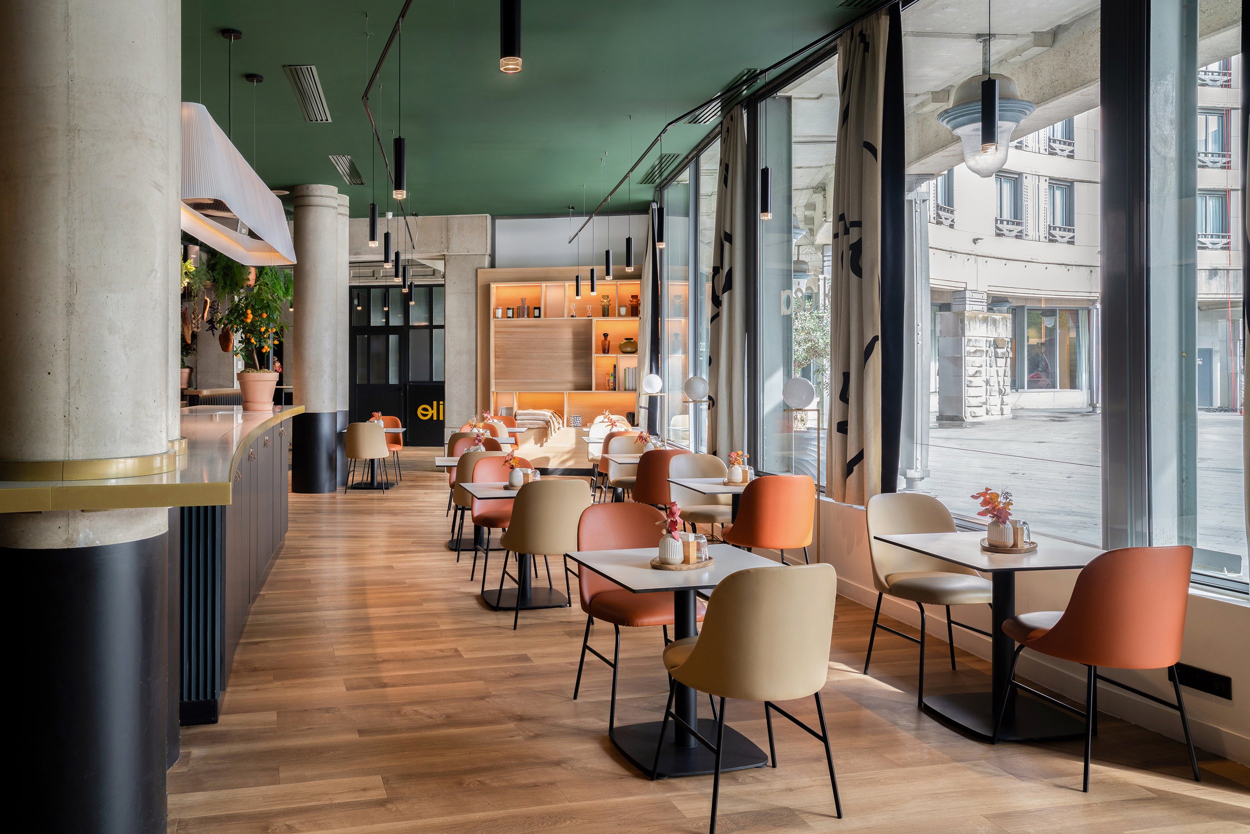 Photographie de l'espace bar du Novotel Paris Gare de Lyon dans un contexte matinal