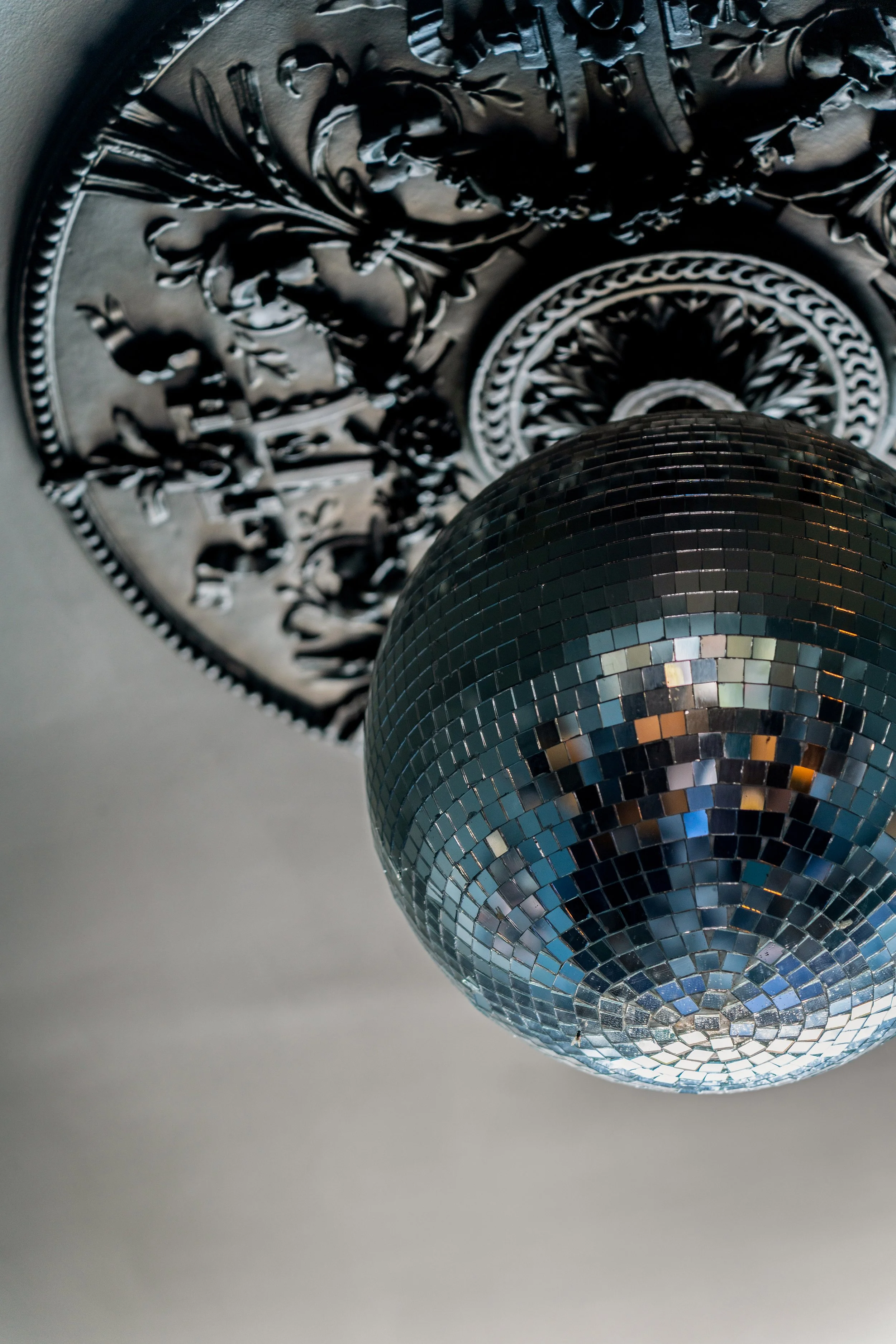 Un plafonnier décoratif avec une boule disco suspendu au plafond.