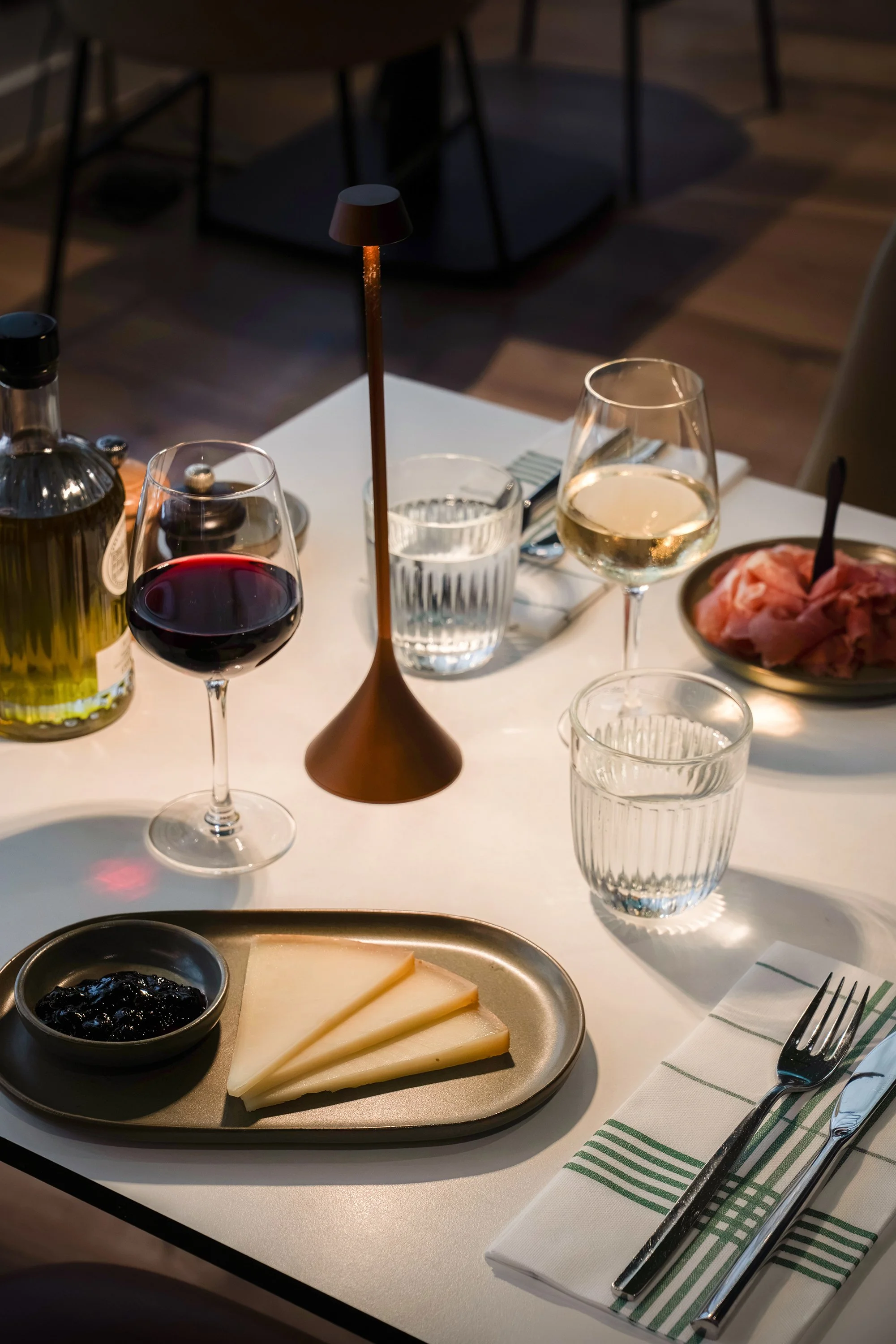Photographie de l'espace bar d'un hôtel dans un contexte de diner
