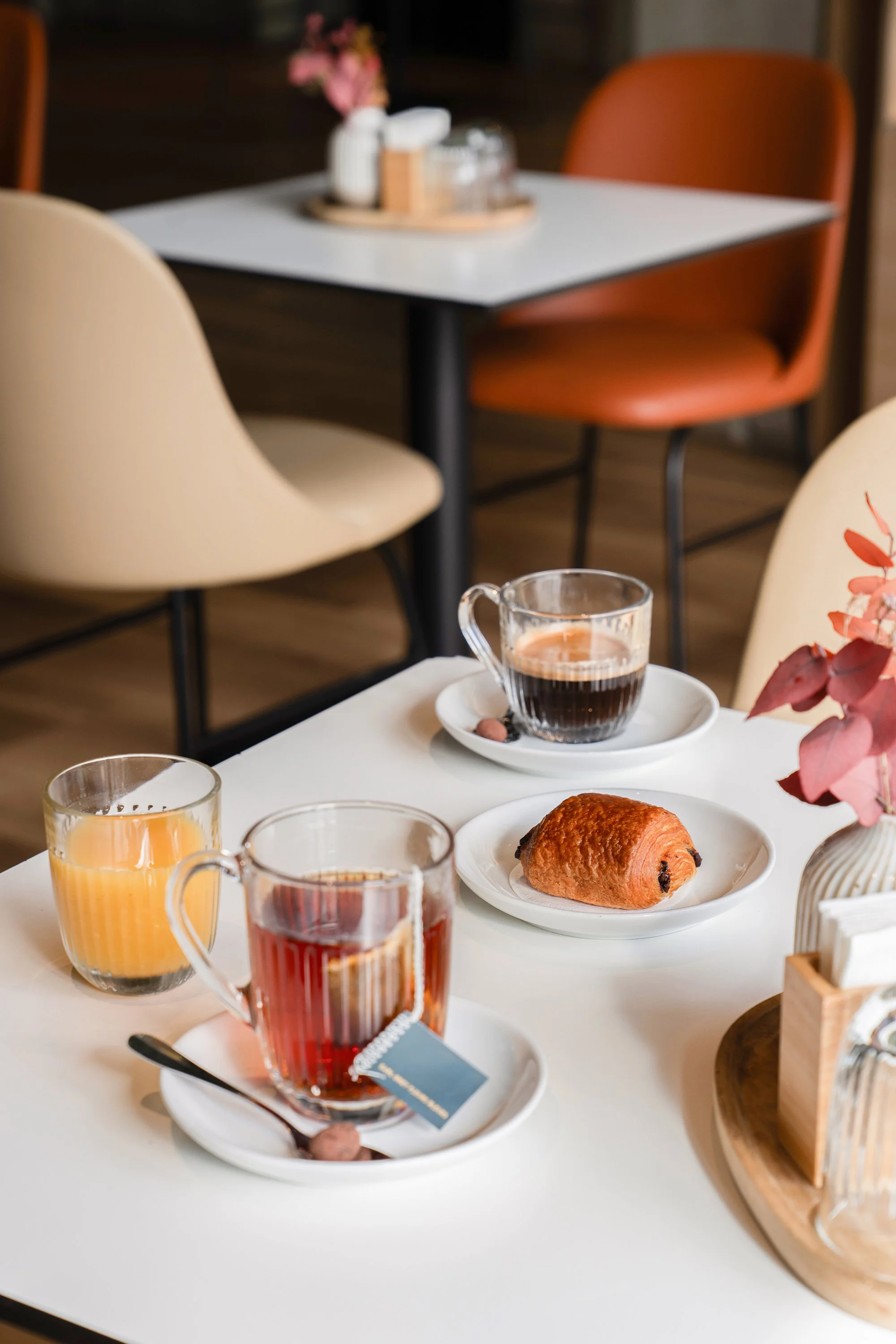 Photographie de l'espace bar d'un hôtel dans un contexte matinal