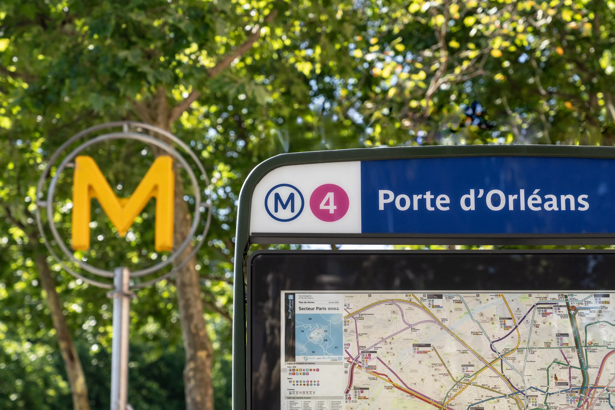 Panneau de la station de métro Porte d'Orléans à Paris, avec un logo de métro et une carte des transports en commun.
