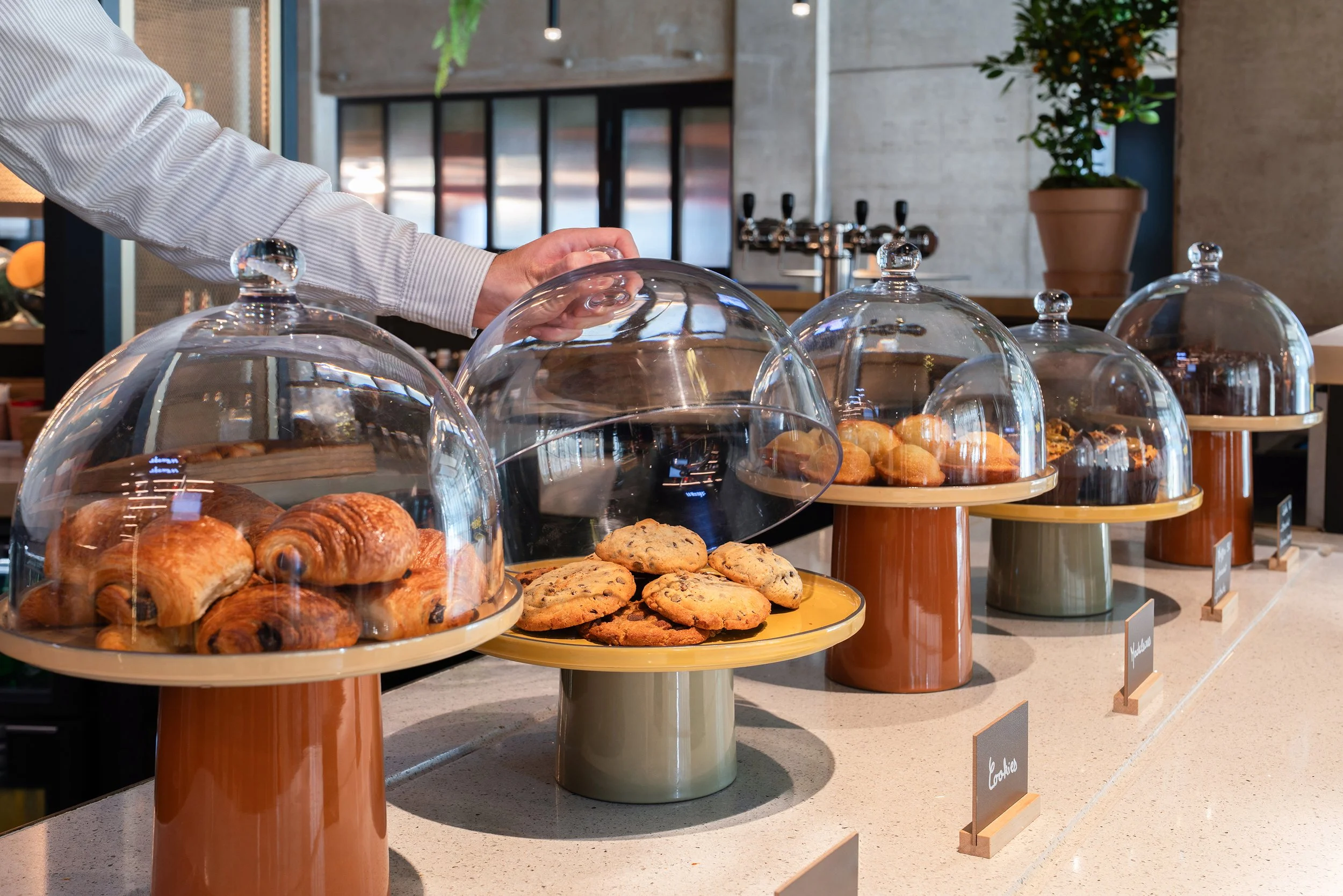 Détail des viennoiseries et produits frais du bar