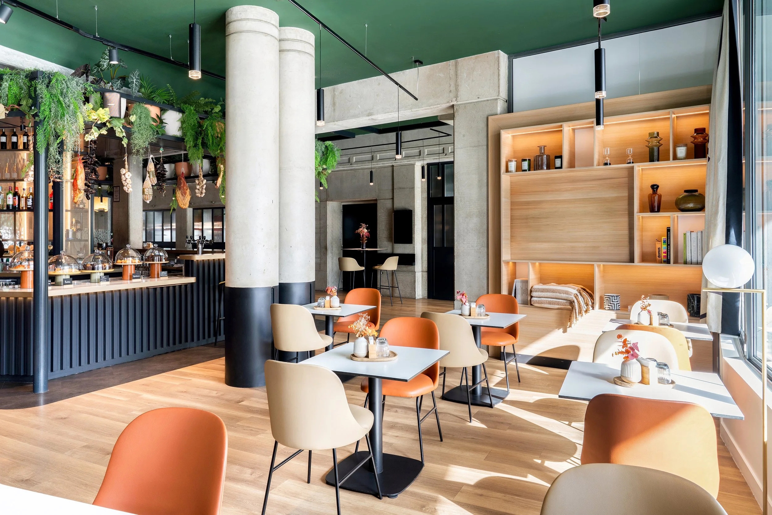 Photographie de l'espace bar d'un hôtel dans un contexte matinal