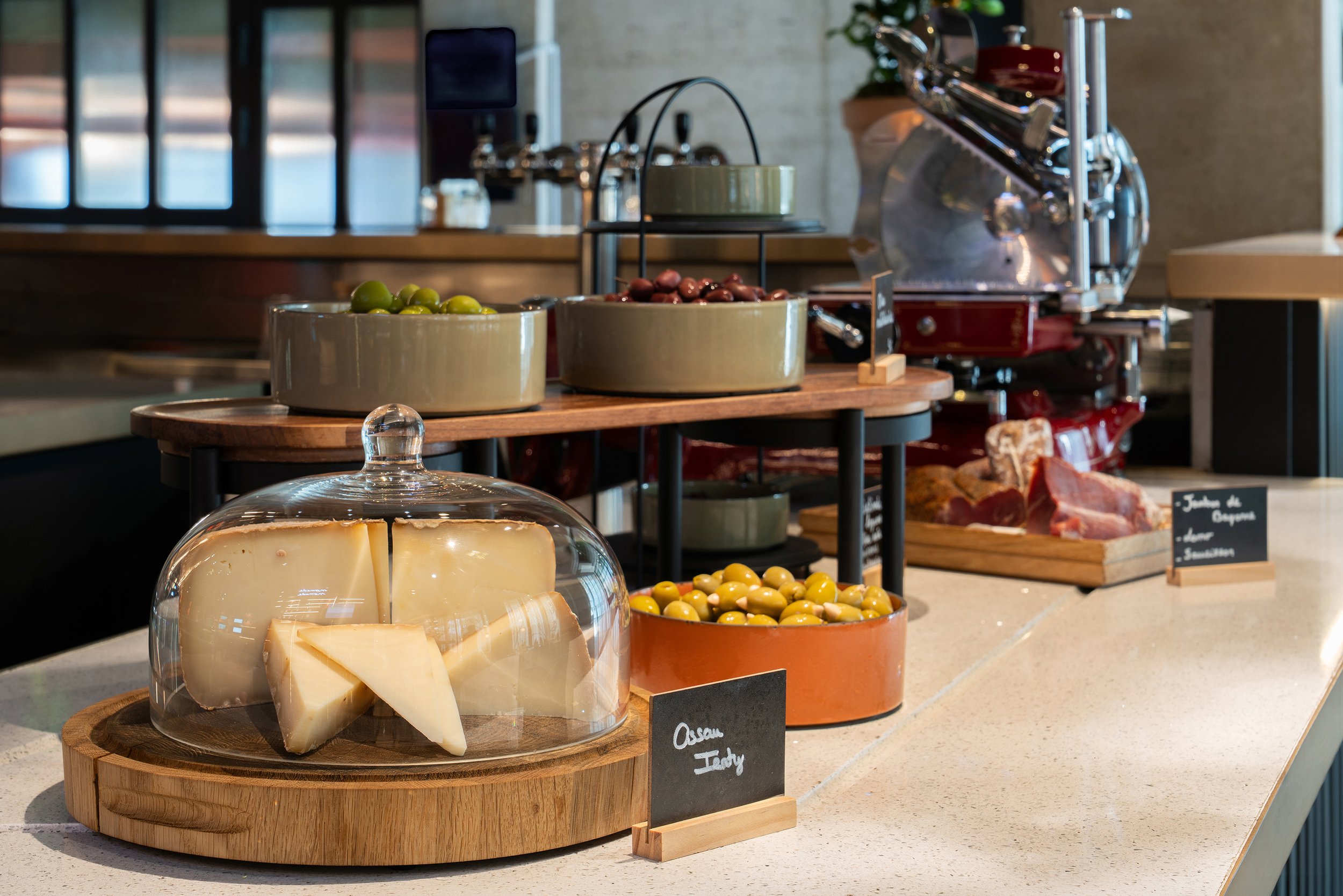 Détail des viennoiseries et produits frais du bar