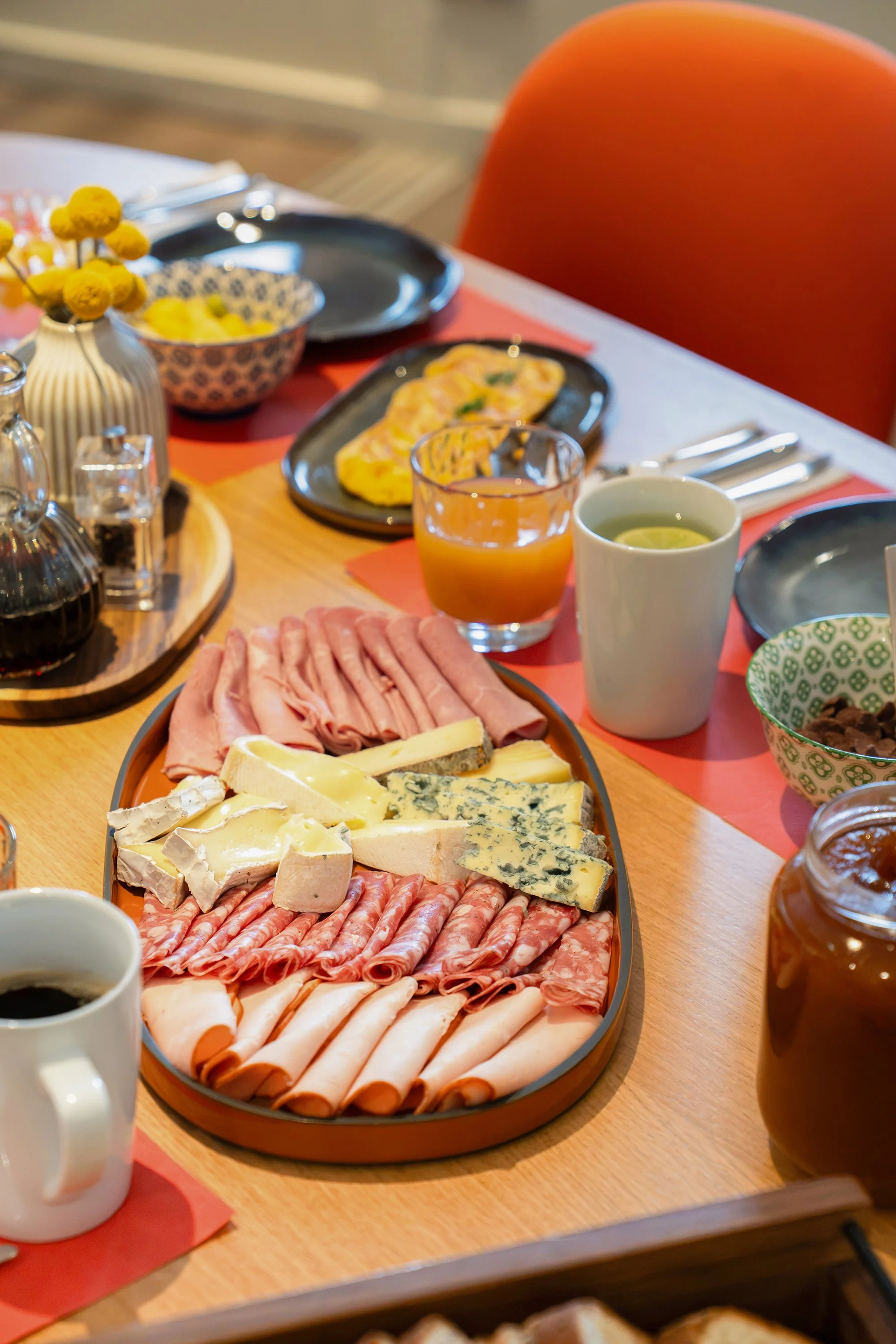 Photographie d'une table servie d'un petit-déjeuner d'un hôtel