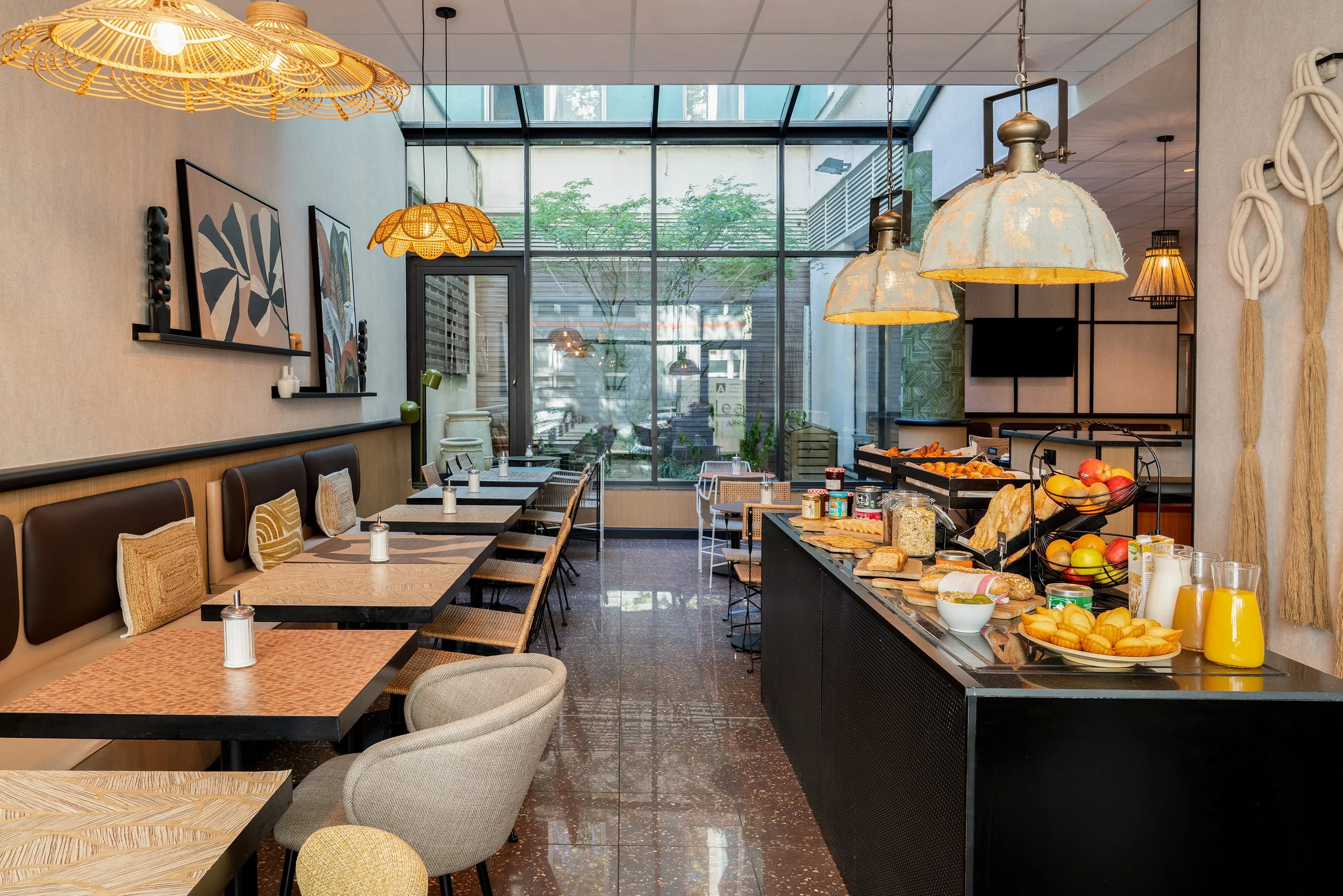 Vue d'ensemble du buffet et de l'espace petit-déjeuner