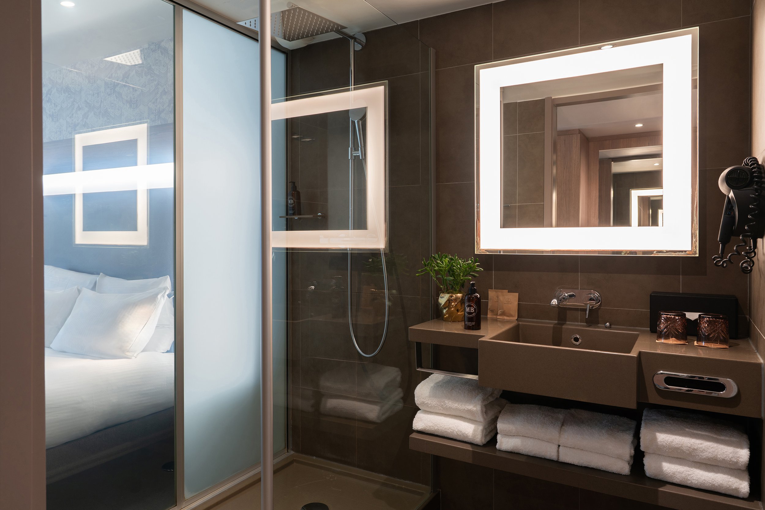 Photographie d'une salle de bains d'hôtel