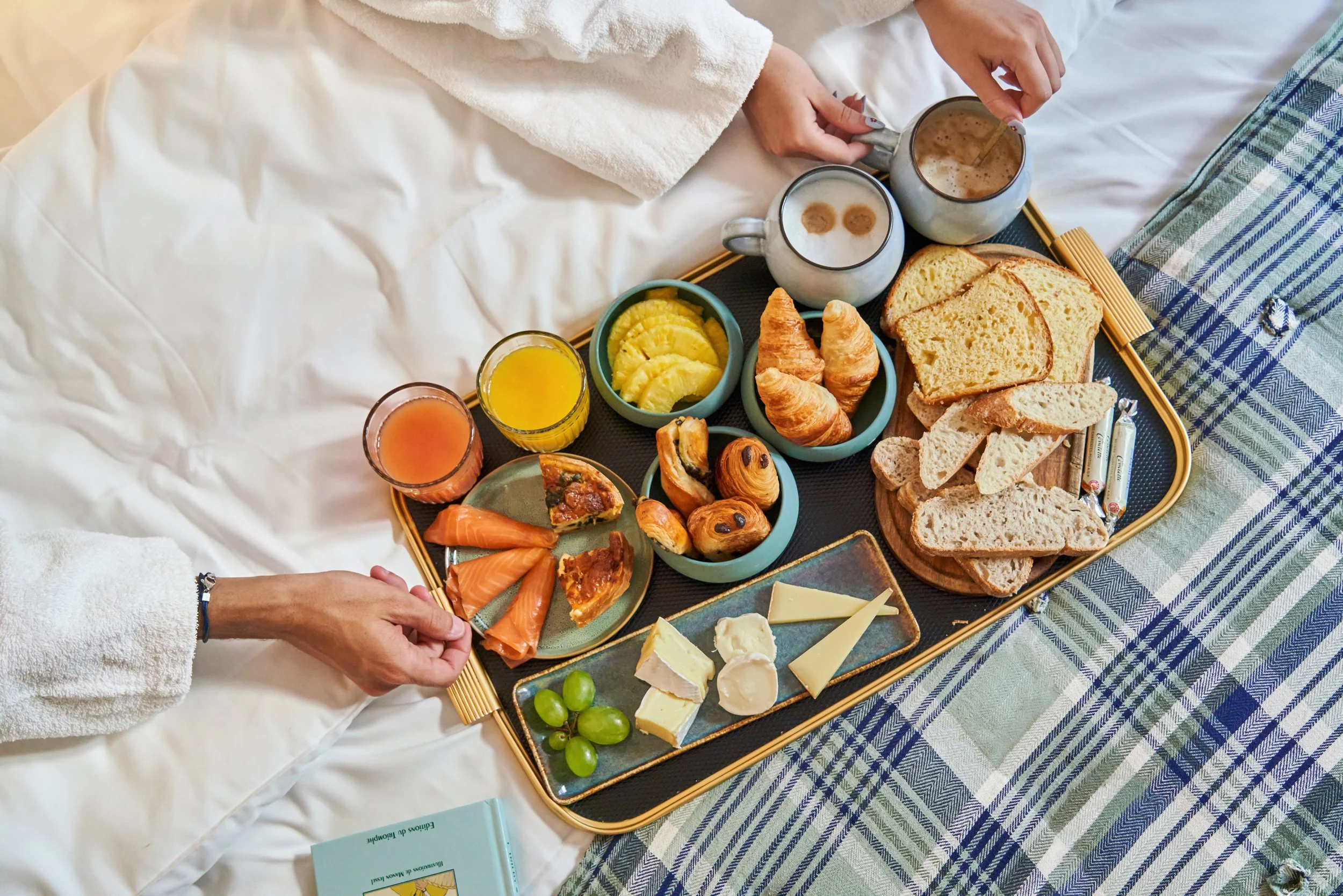 Plateau de room service présenté dans une chambre d'hôtel