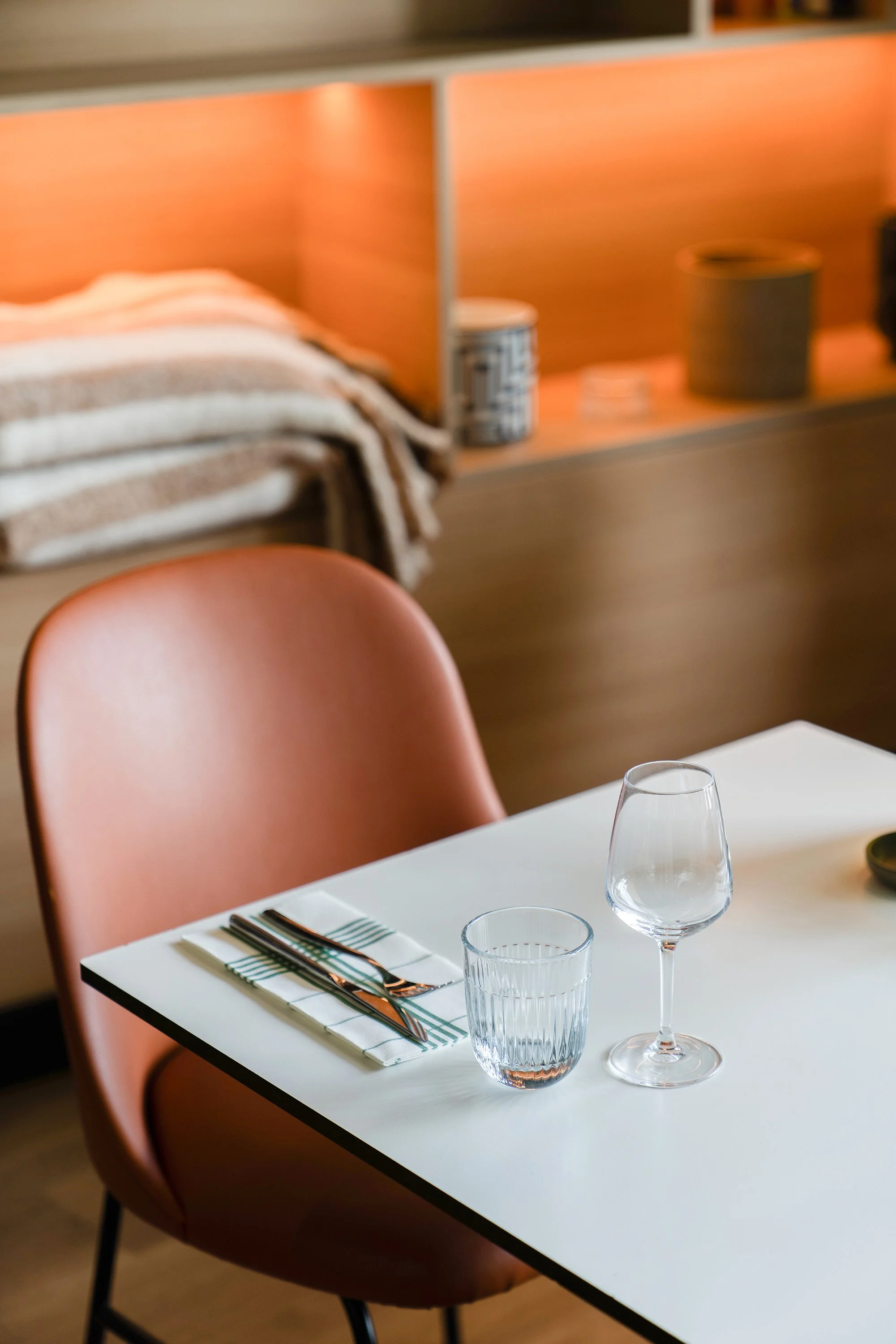 Photographie de l'espace bar d'un hôtel dans un contexte de déjeuner