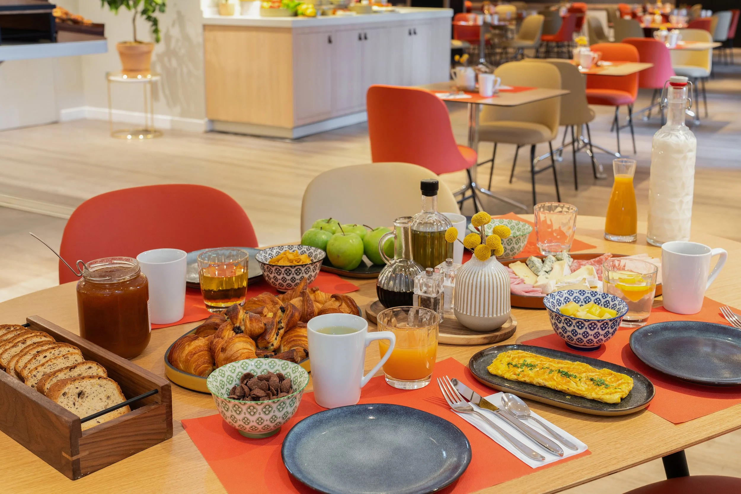 Photographie d'une table servie d'un petit-déjeuner au Mercure Paris Gare de Lyon
