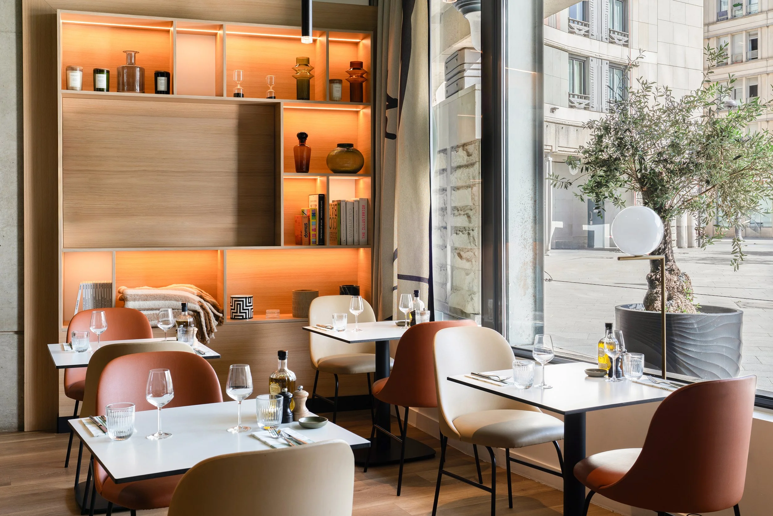 Photographie de l'espace bar d'un hôtel dans un contexte de déjeuner