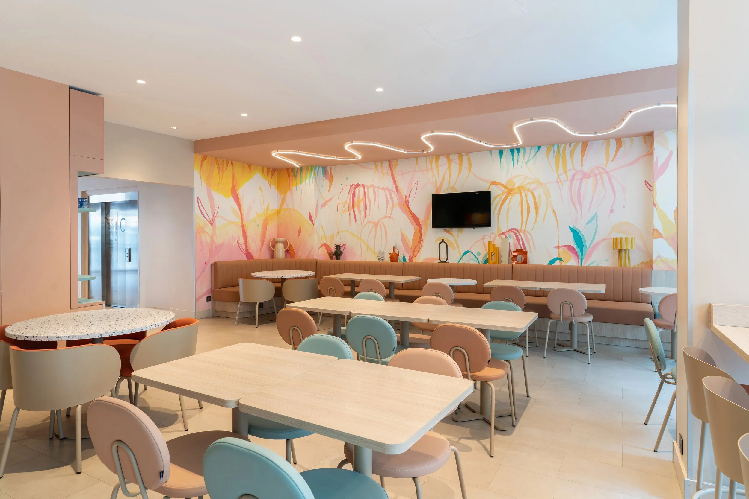 Photographie de la salle petit-déjeuner d'un hôtel