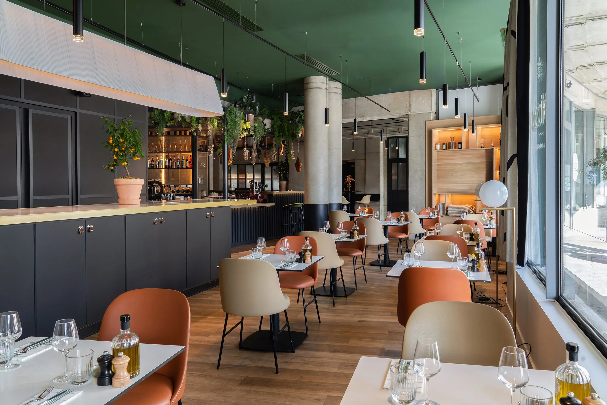 Photographie de l'espace bar d'un hôtel dans un contexte de déjeuner