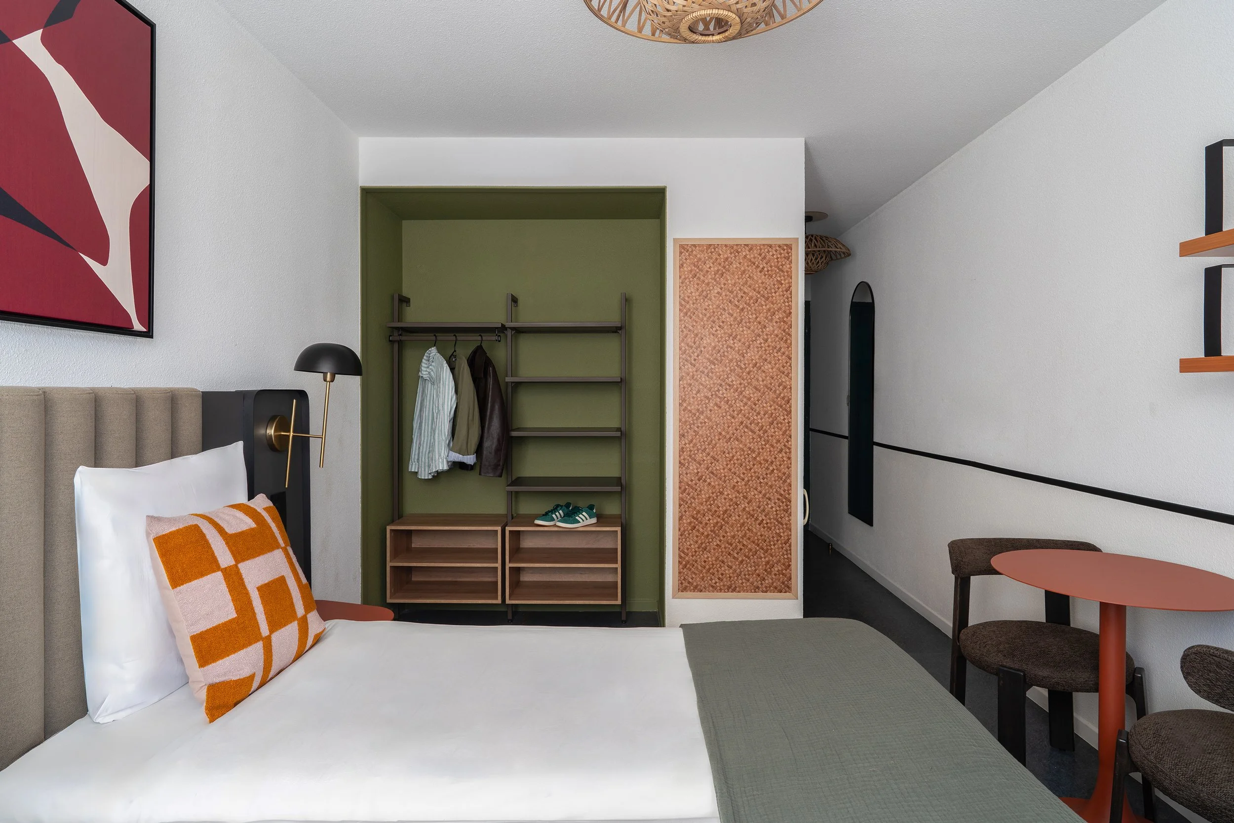 Vue d'ensemble d'une chambre d'hôtel
