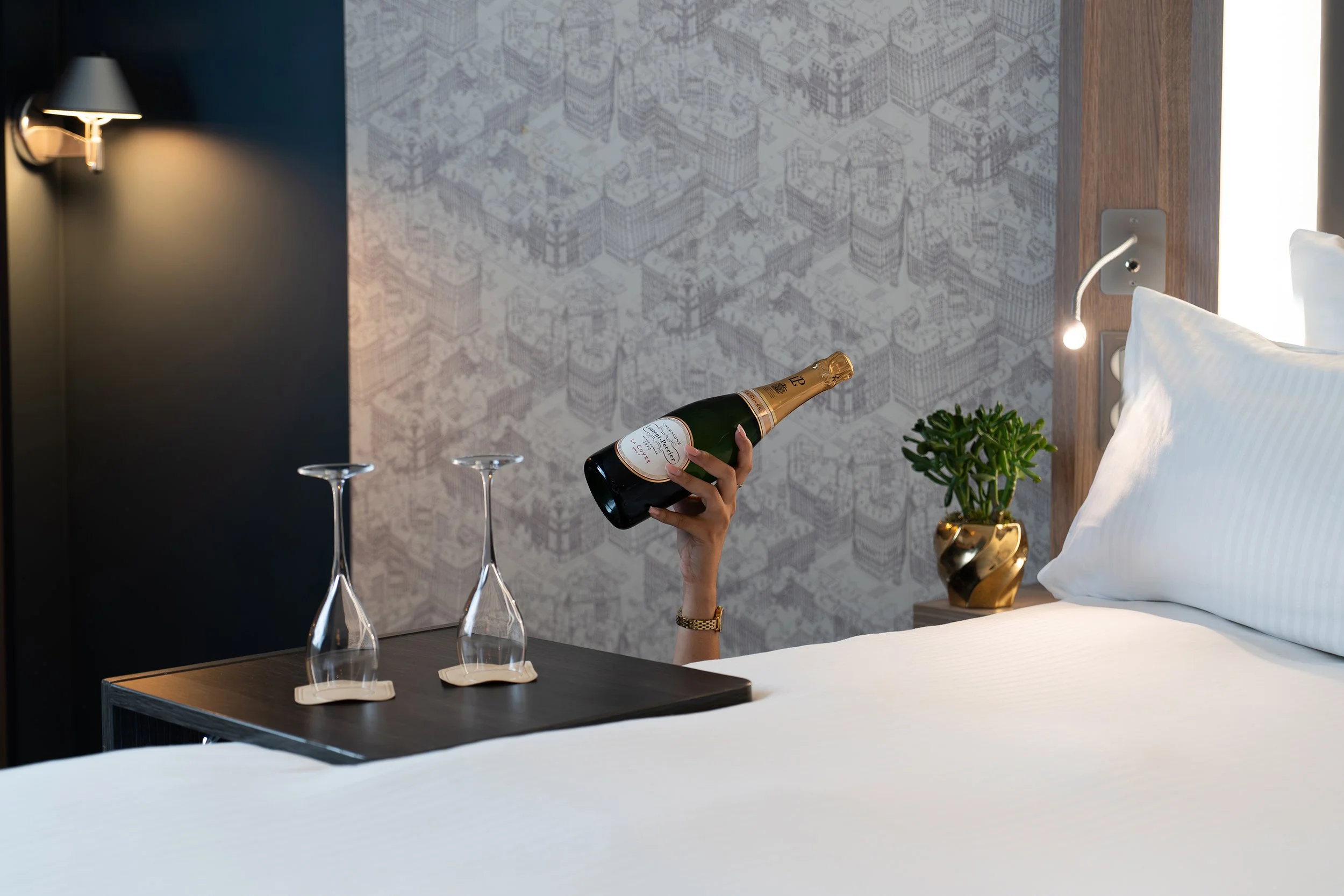 Scène lifestyle dans la chambre d'un hôtel