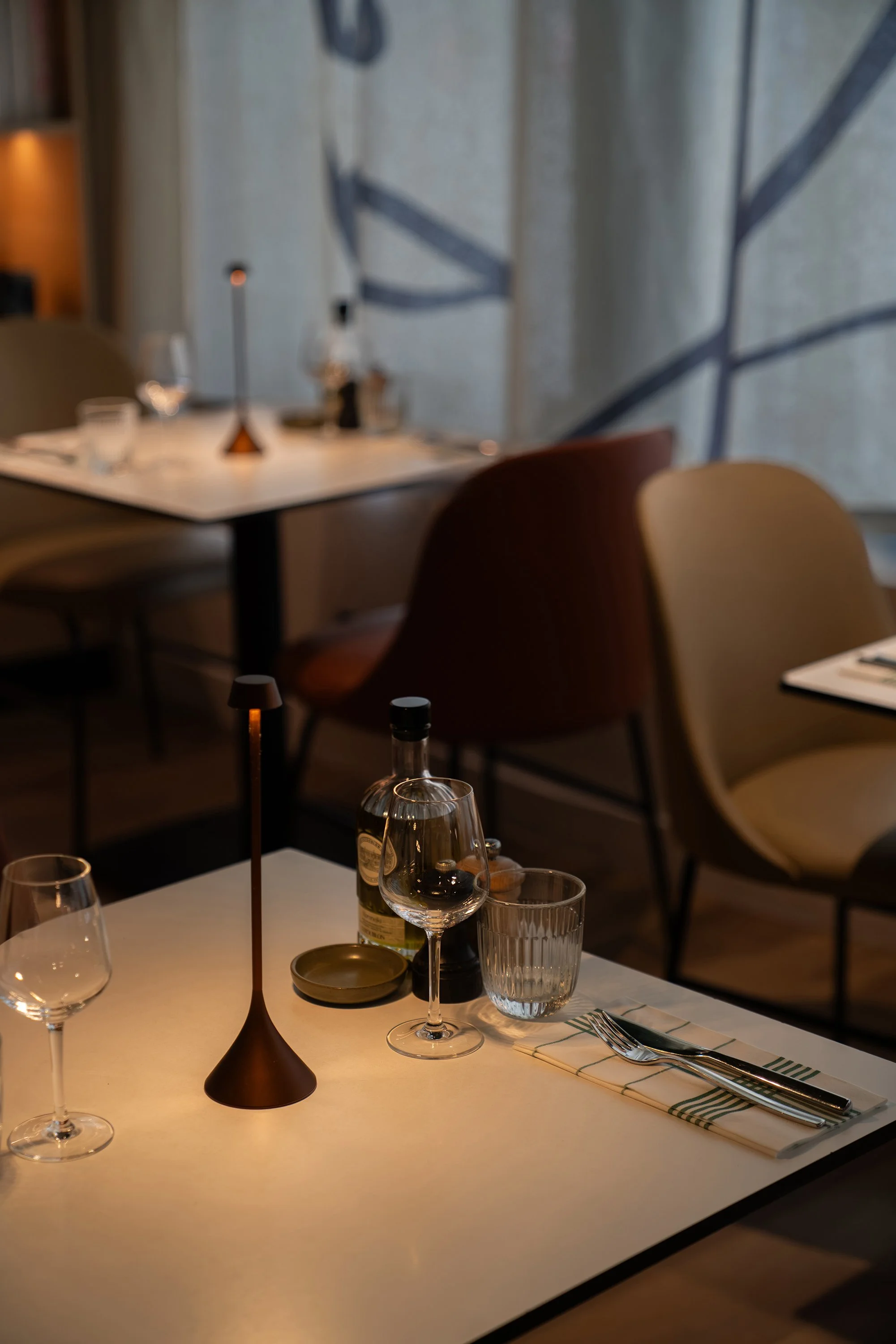 Photographie de l'espace bar d'un hôtel dans un contexte de diner
