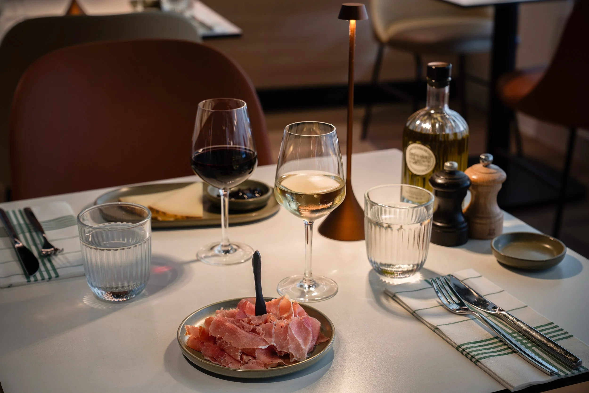 Photographie de l'espace bar d'un hôtel dans un contexte de diner