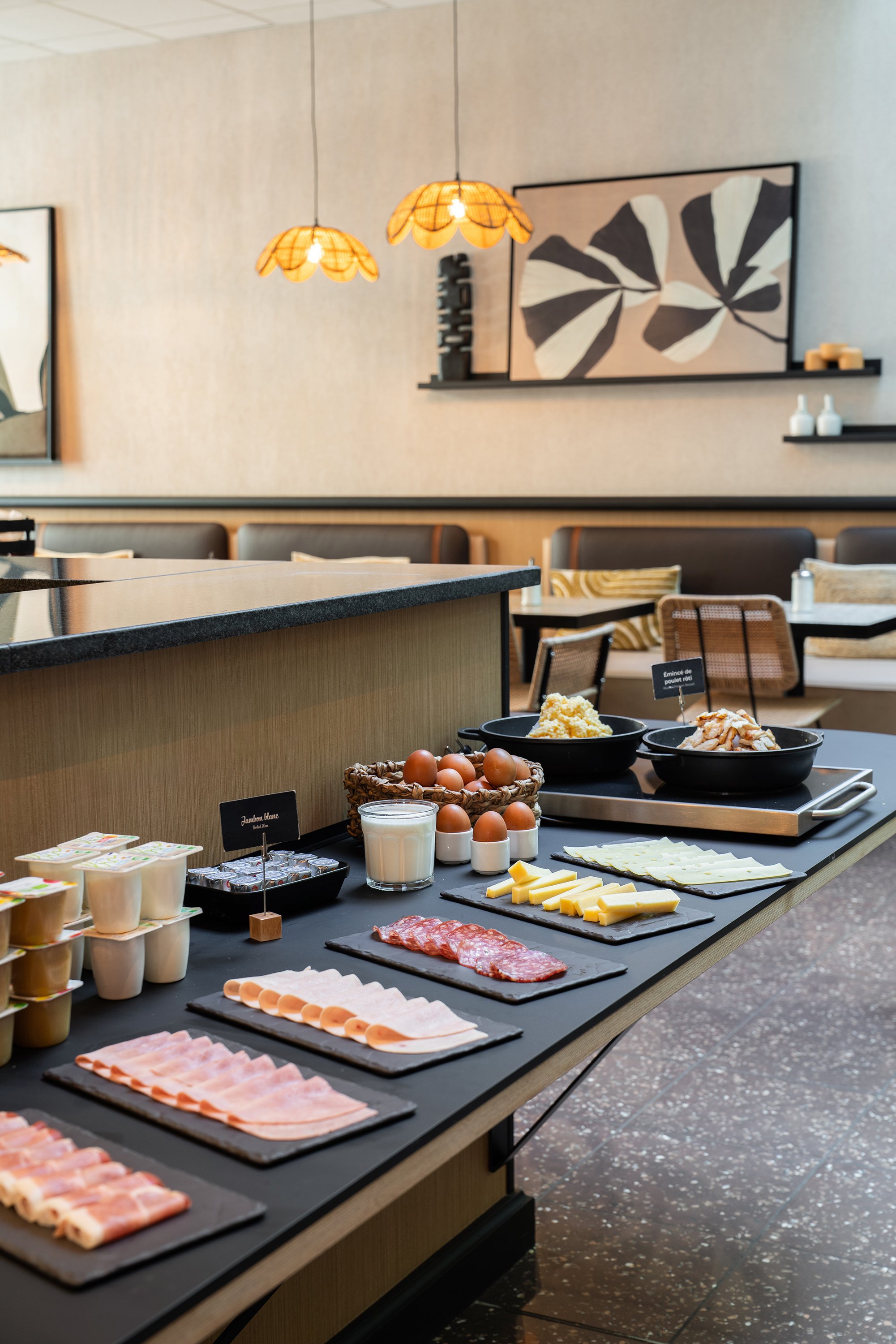 Vue d'ensemble du buffet et de l'espace petit-déjeuner