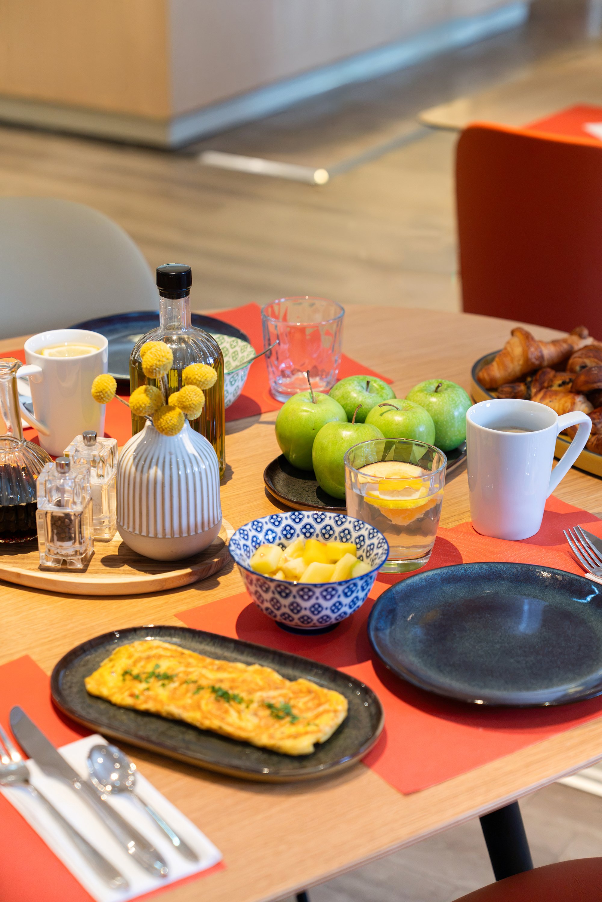 Photographie d'une table servie d'un petit-déjeuner d'un hôtel