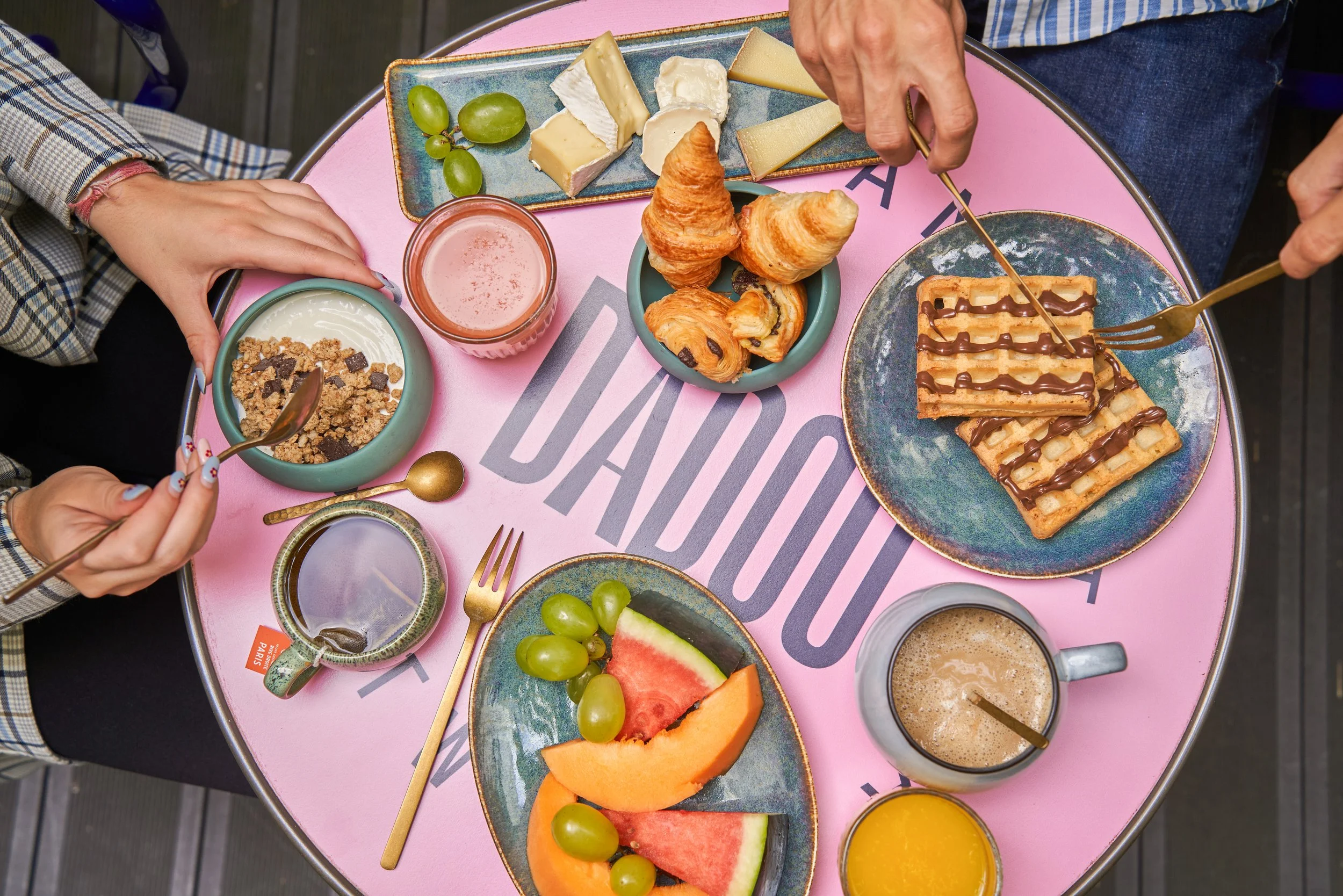 Photographie d'une table servie d'un petit-déjeuner d'un hôtel