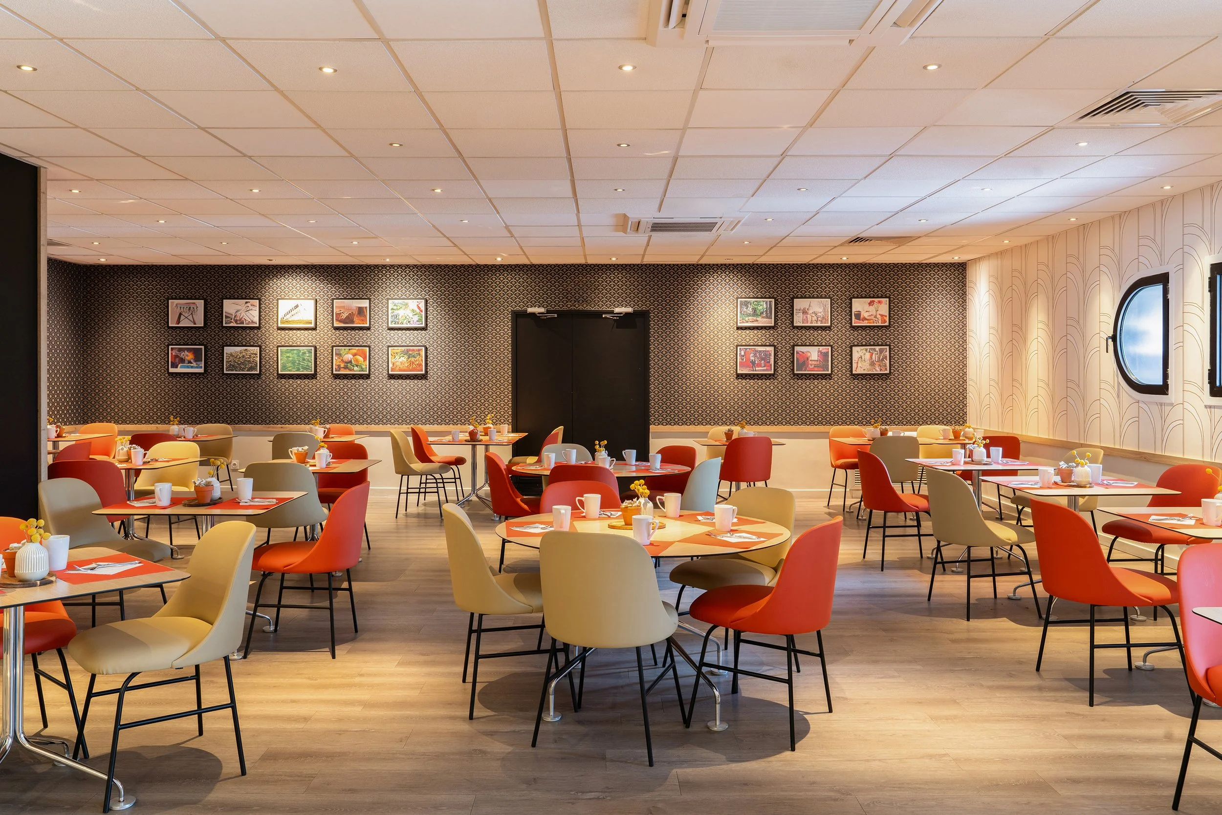Photographie de la salle petit-déjeuner d'un hôtel