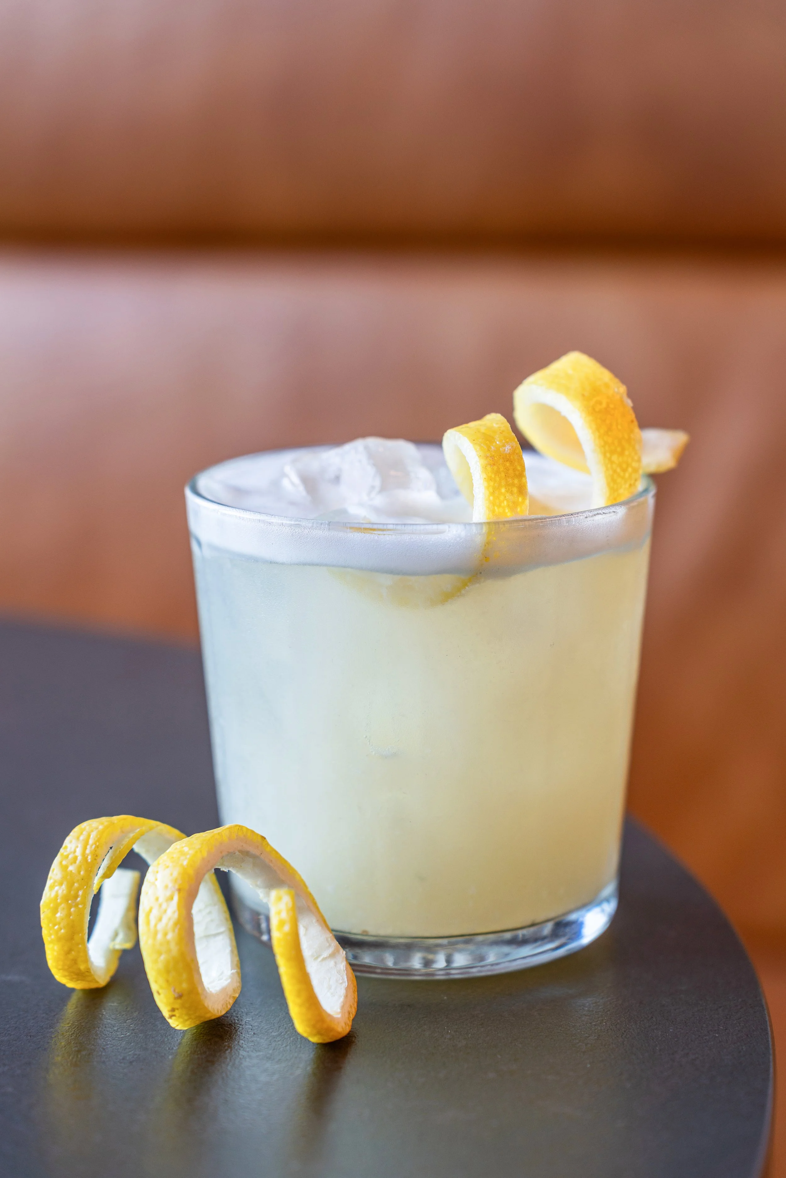 Verre de cocktail au citron avec des tranches de citron en décoration