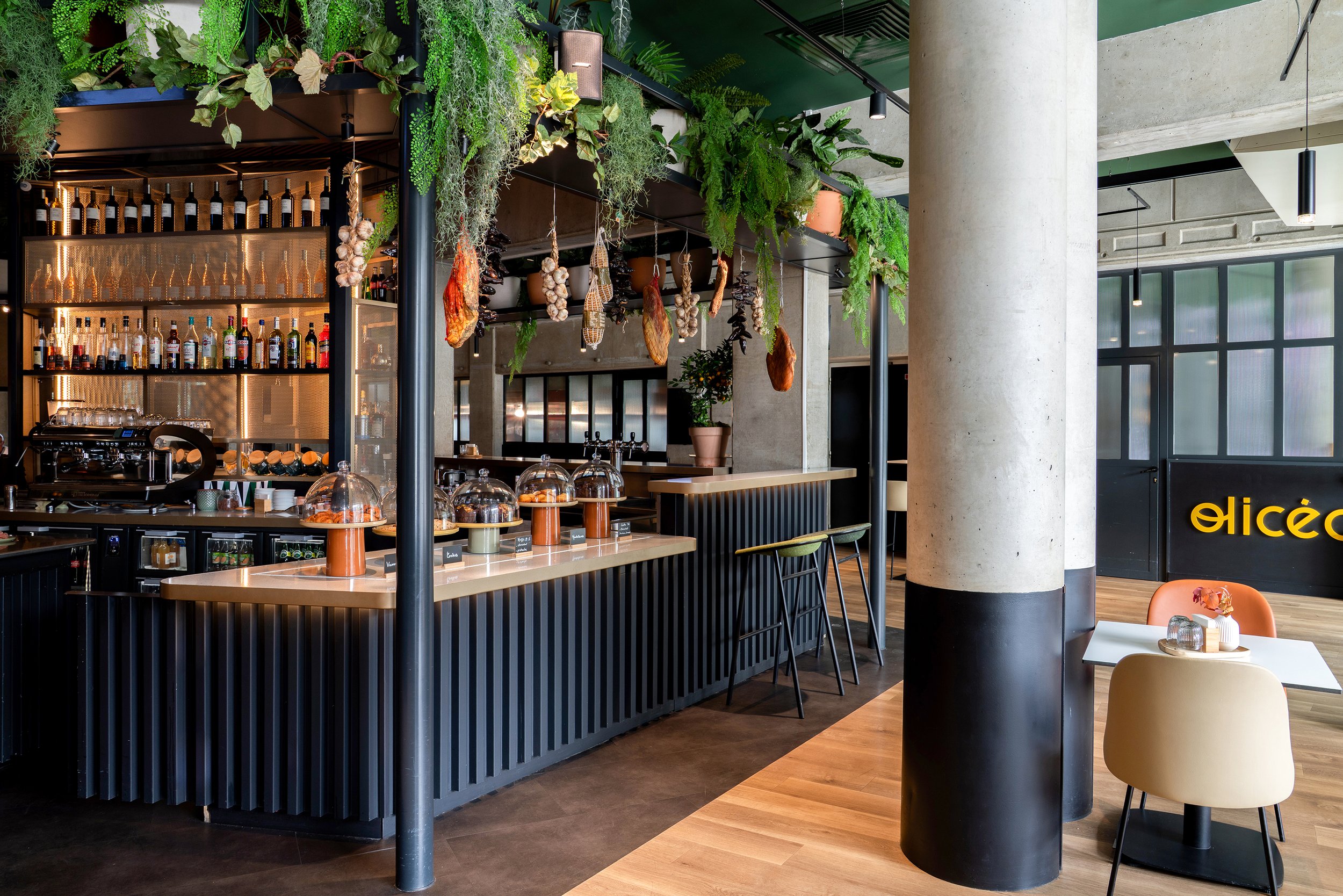 Photographie de l'espace bar d'un hôtel dans un contexte matinal