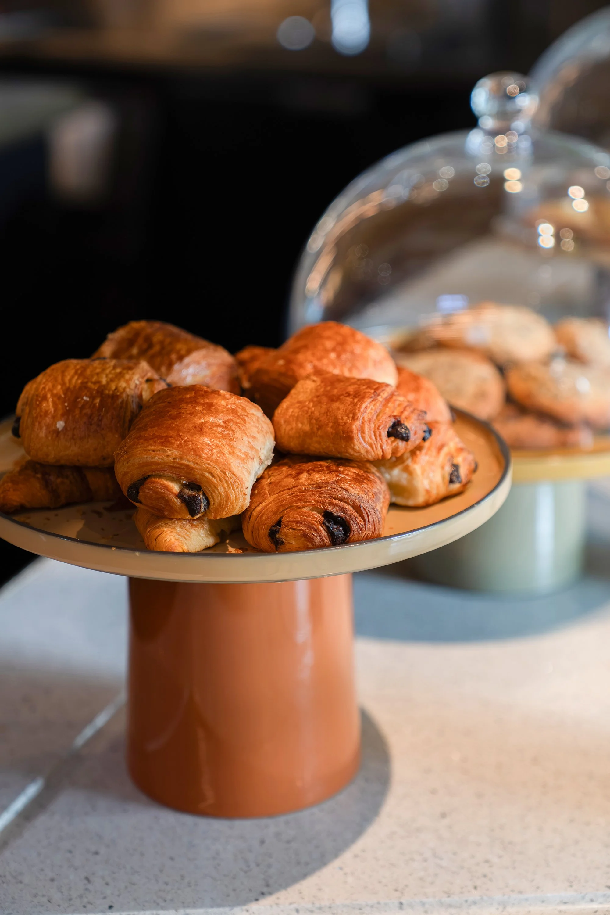 Détail des viennoiseries et produits frais du bar