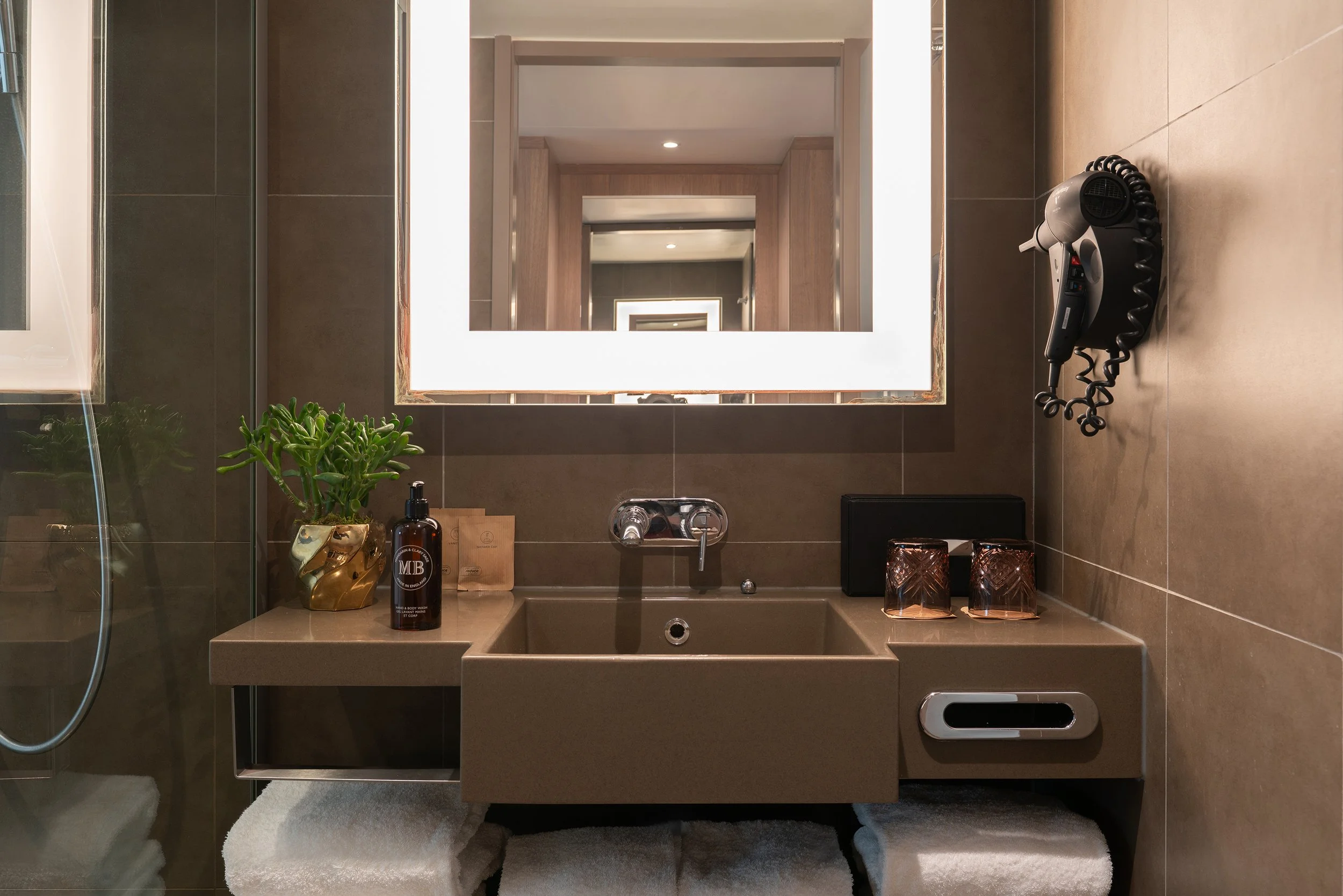 Photographie d'une salle de bains d'hôtel