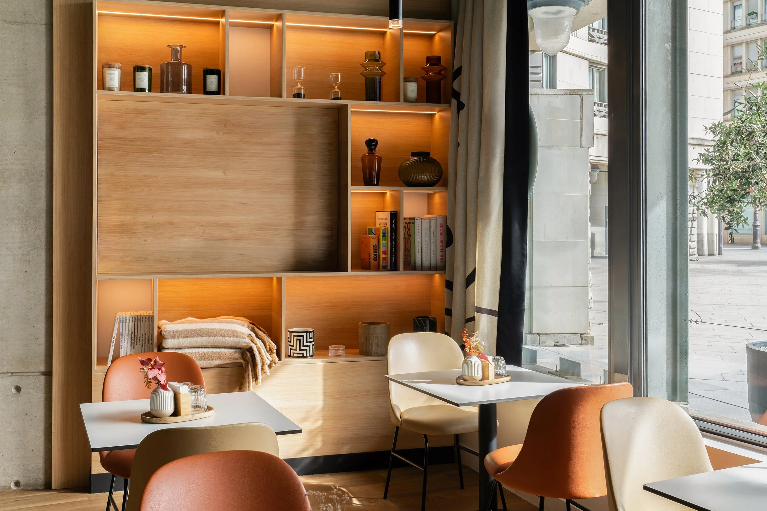 Photographie de l'espace bar d'un hôtel dans un contexte matinal