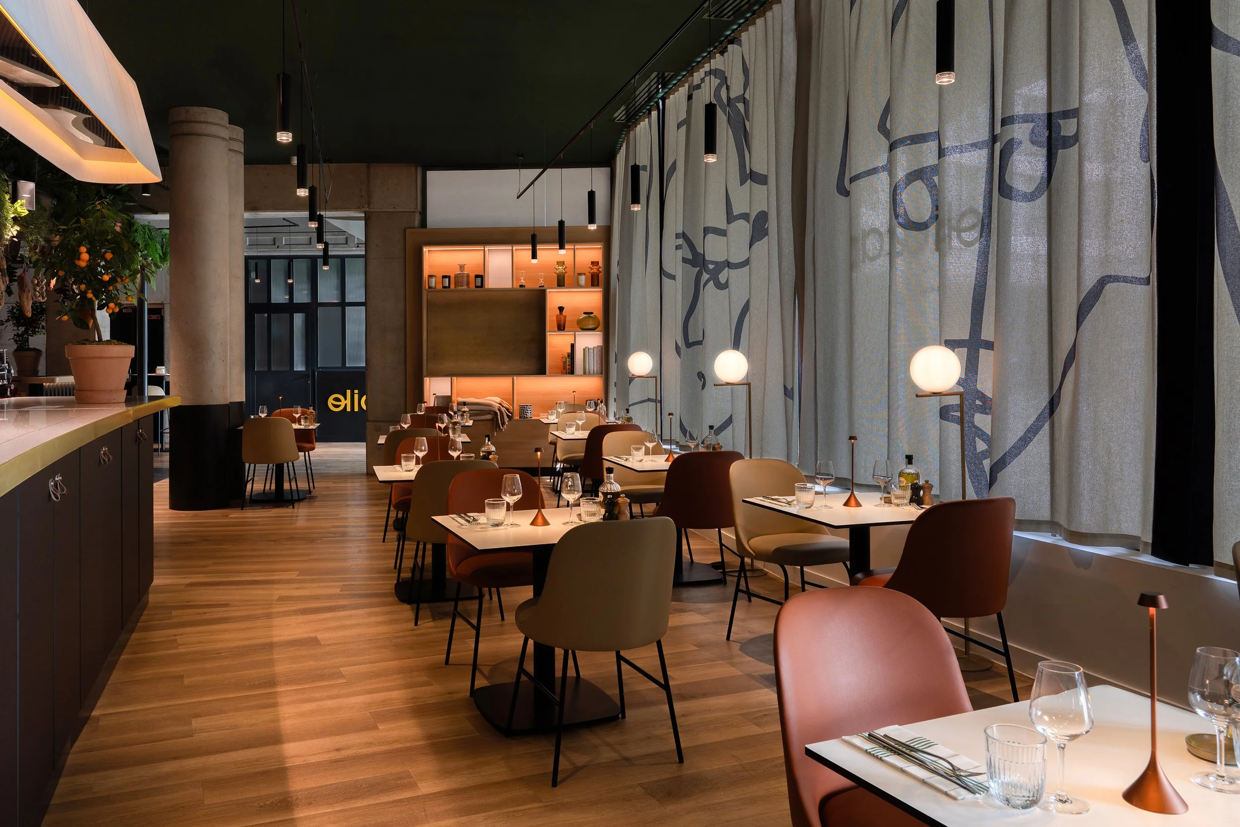 Photographie de l'espace bar d'un hôtel dans un contexte de diner