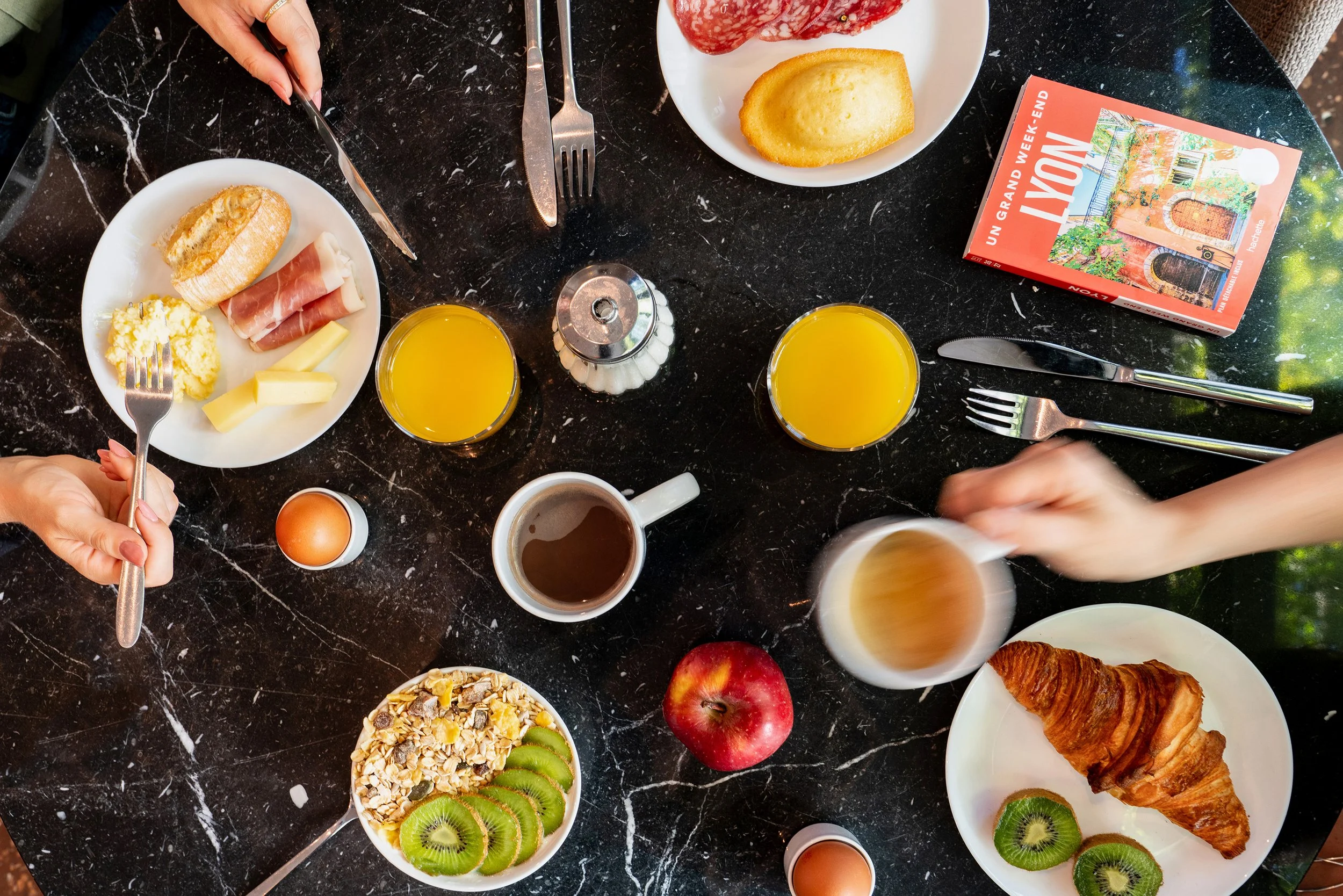 Vue d'ensemble du buffet et de l'espace petit-déjeuner