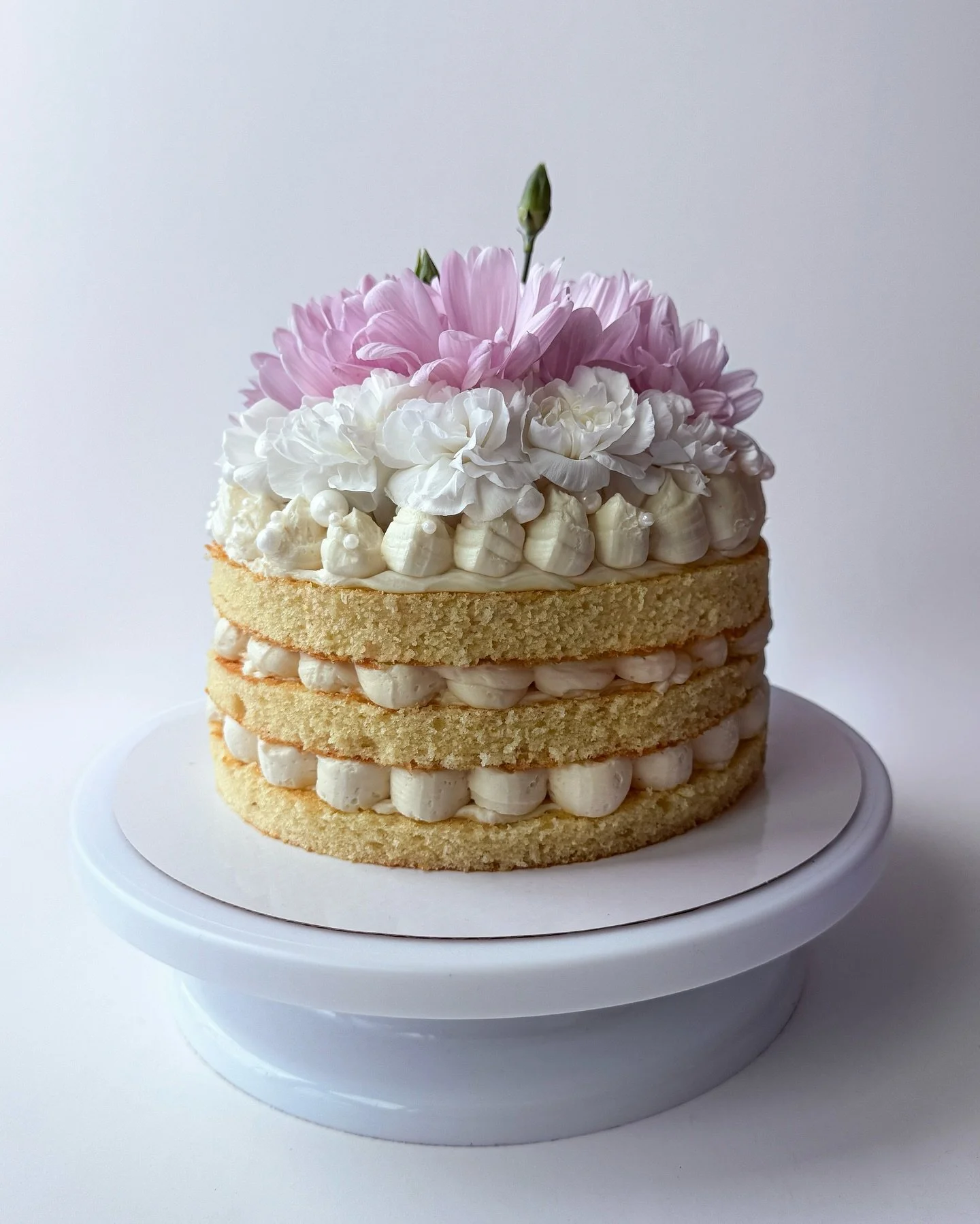 layers on layers -
crushed biscoff cookies + rich dark chocolate tucked between vanilla bean cake & silky buttercream to match 
piped, swirled, and stacked w/ love :)