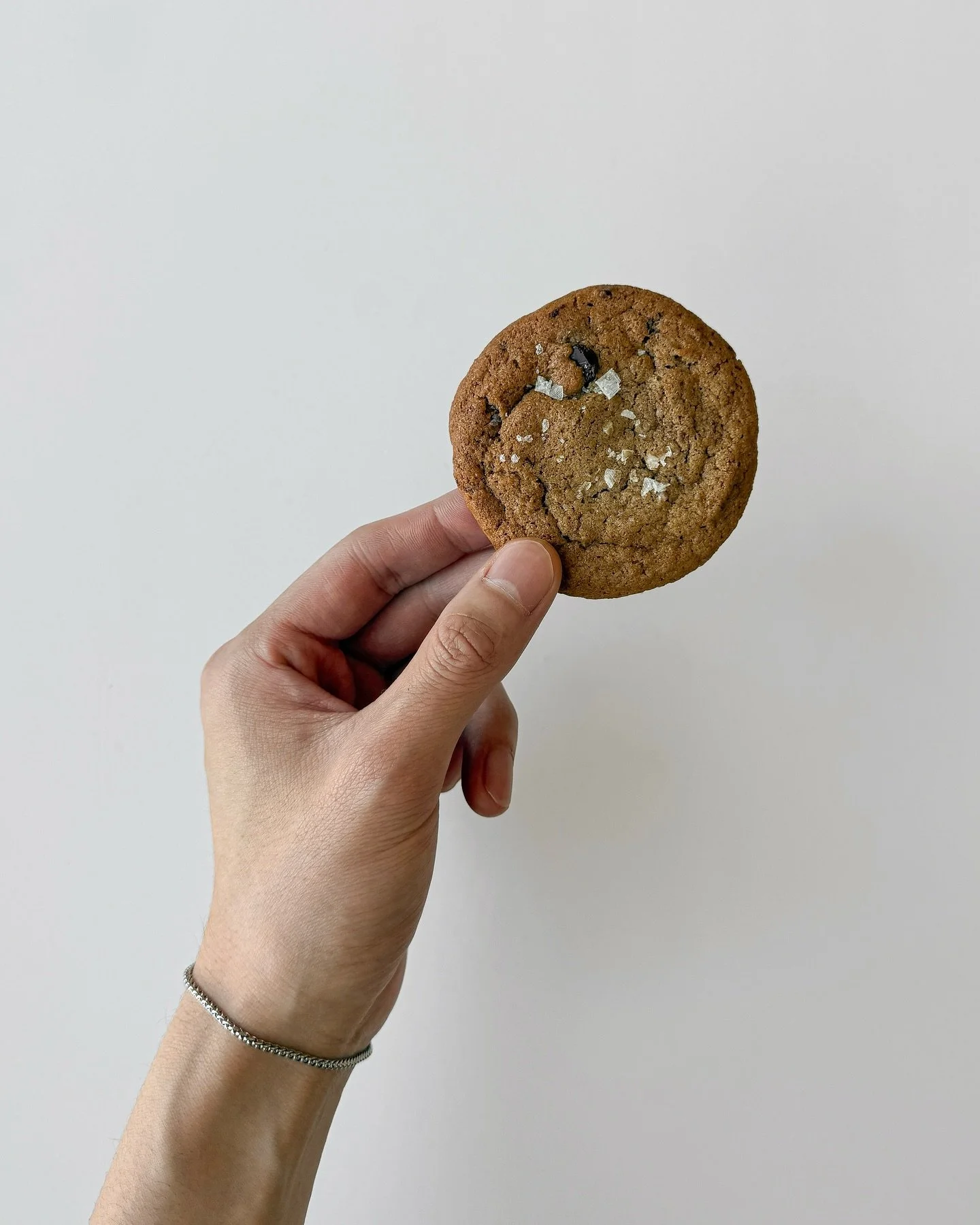 hot chocolate espresso cookies -
brown butter cookie dough base mixed with espresso and @happiergrocery limited edition hot chocolate blend. threw in some rich dark chocolate chunks for texture, finished with @maldonsalt :)