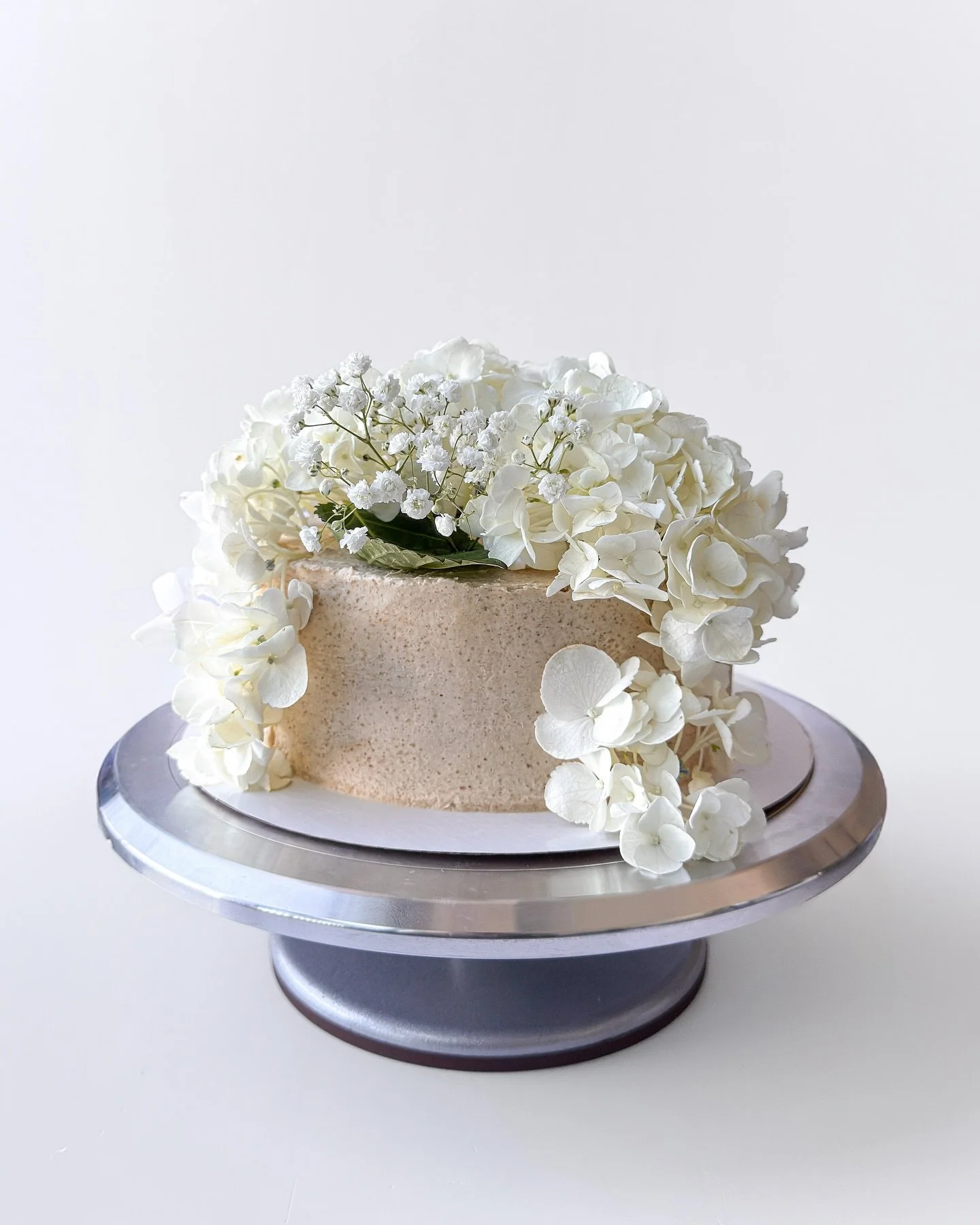 slowly sweet 🤍
banana base cake with each layer soaked in bourbon syrup, with whipped brown sugar buttercream over top 
commissioned by @hrldreed :))