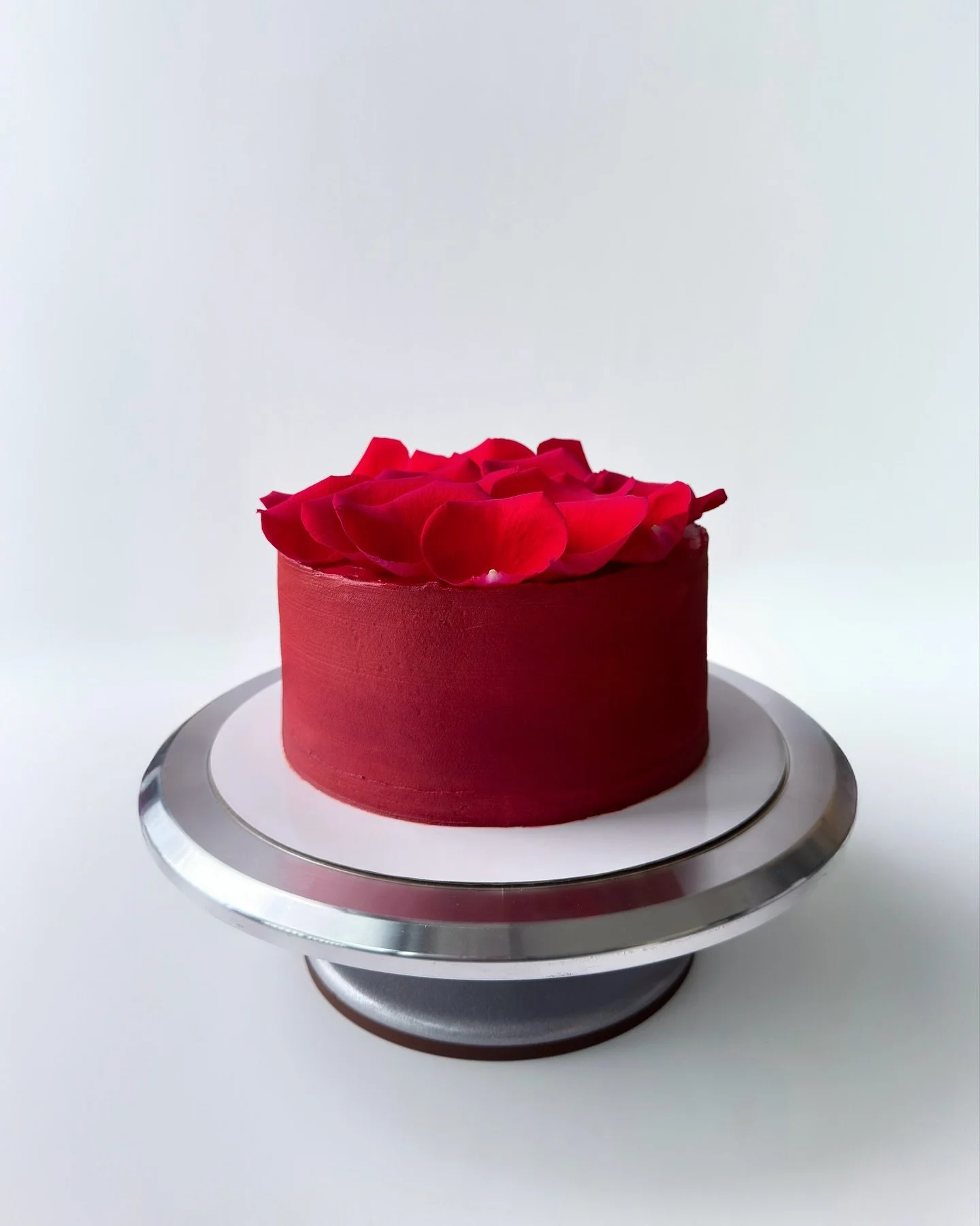 red wedding ♥️
three layer vanilla cake base, vanilla bean soak, and a fresh raspberry layer in between :)
so much love and everything in between for @rinrantothepark 🥹🫶🏼 so much fun getting to work on this extra special traditionally unt