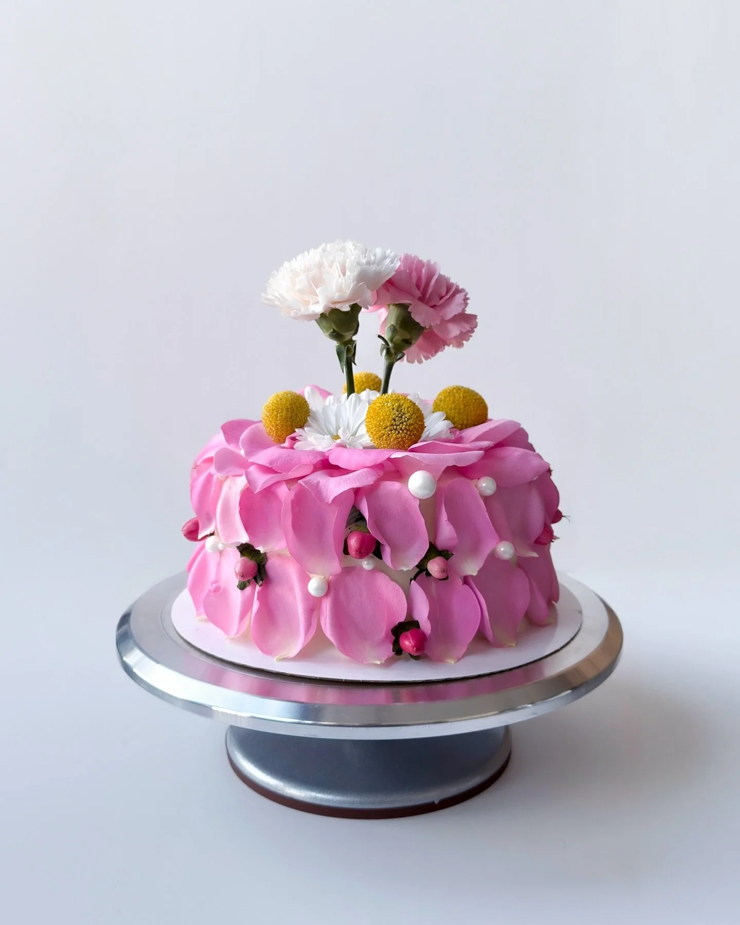 pretty in pink for @chlokaye 🍬

three layer vanilla bean cake with passionfruit curd and whipped coconut cream ☁️ so fun getting to see this pink dream come to life