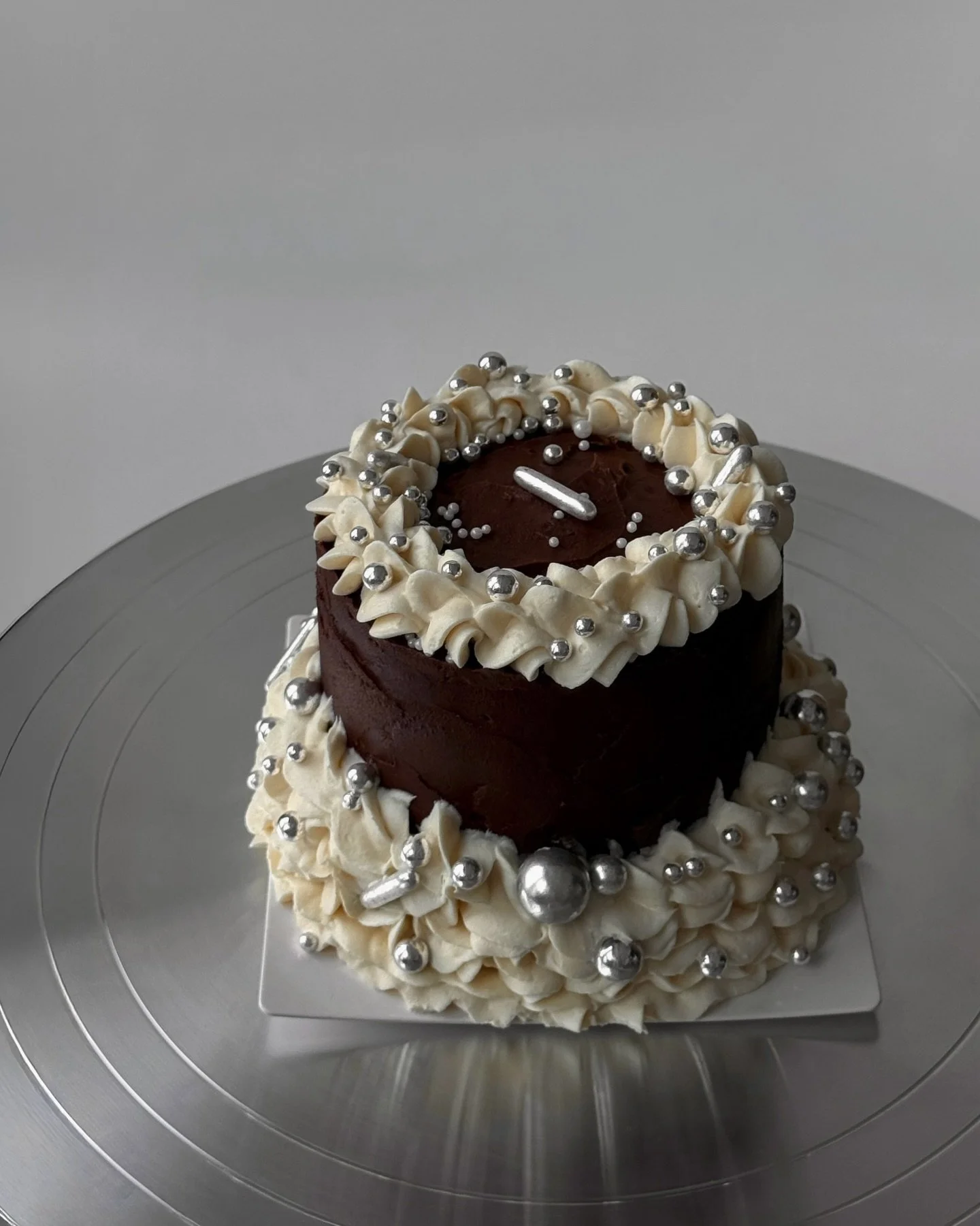 pills &amp; pearls

chocolate fudge base with a dark chocolate buttercream to match // piping practice with a stabilized almond chantilly cream 🤍