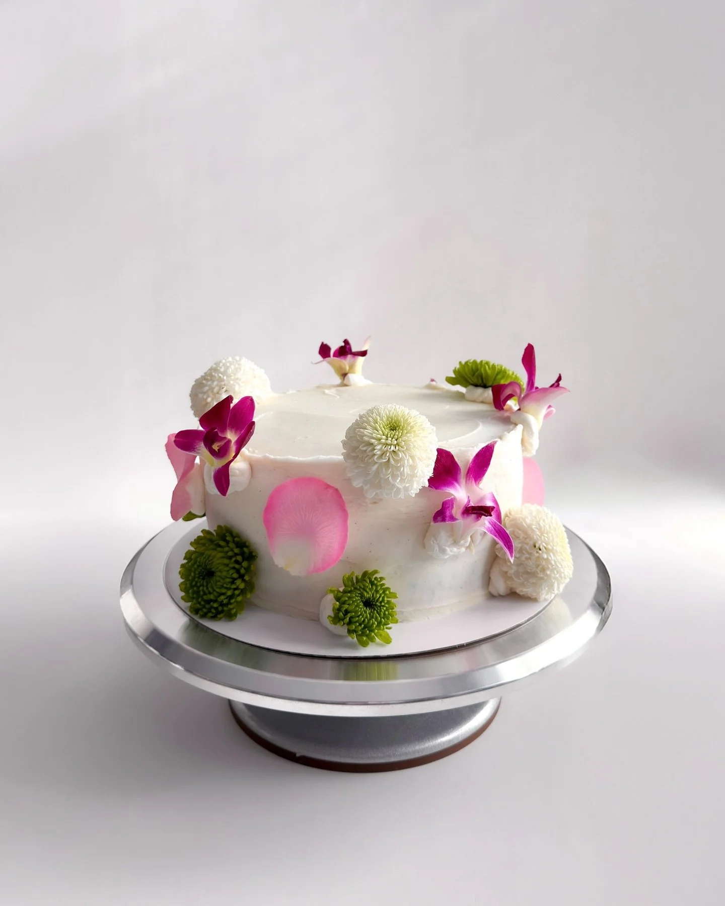 final cake of 2025!!

happy birthday @lizzyweinberg ✨

mexican hot chocolate cake with espresso buttercream and a bourbon &amp; baileys cake soak. finished with vanilla bean buttercream over top, studded with orchids upon request :&rsquo;) so much fu