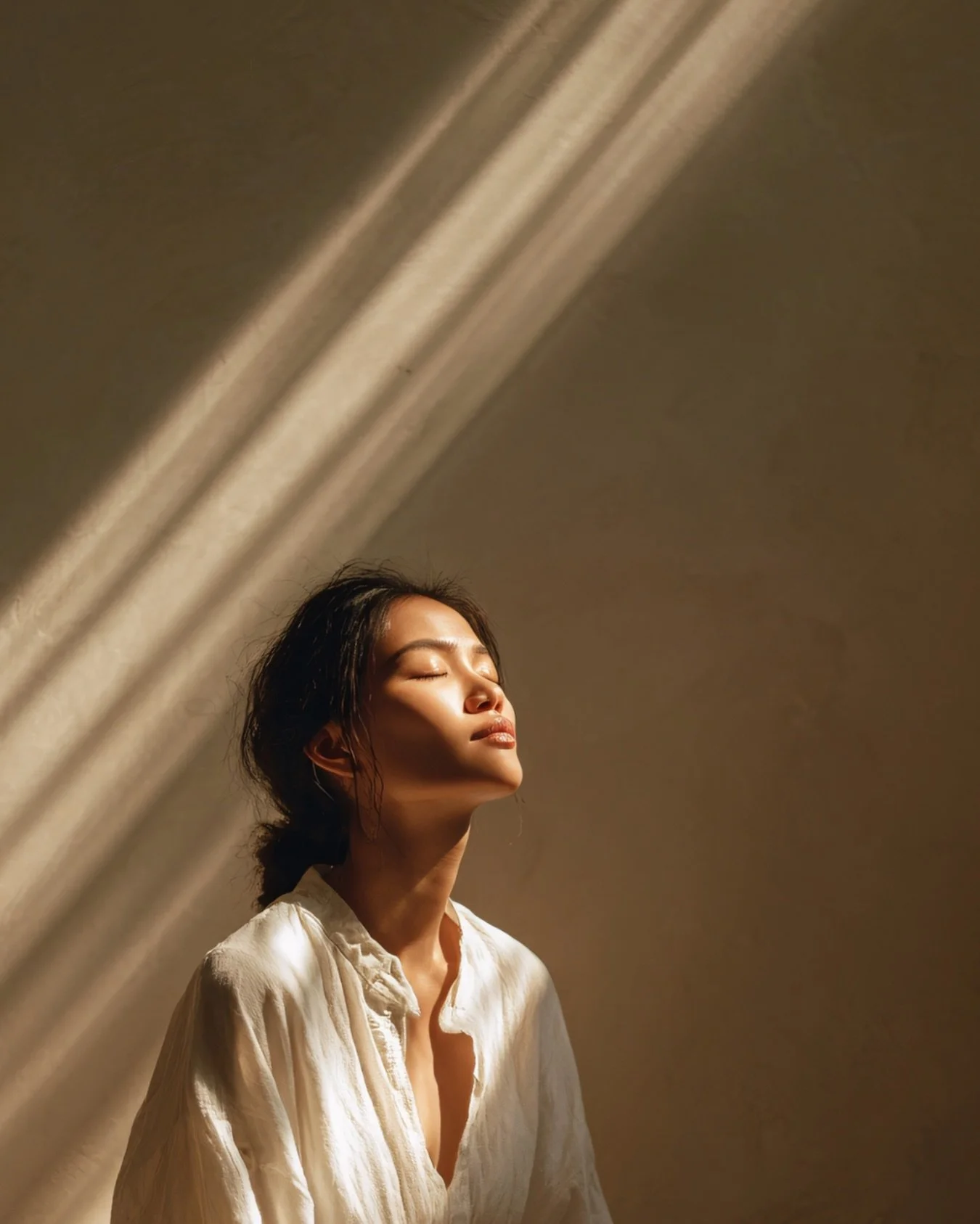 Nach innen kehren hei&szlig;t nicht, sich zur&uuml;ckzuziehen.
Es hei&szlig;t, sich selbst zu begegnen.

In der Stille liegt keine Leere &ndash;
sondern Klarheit.
Keine Schw&auml;che &ndash;
sondern Kraft.

Meditation ist der Raum zwischen Reiz und R