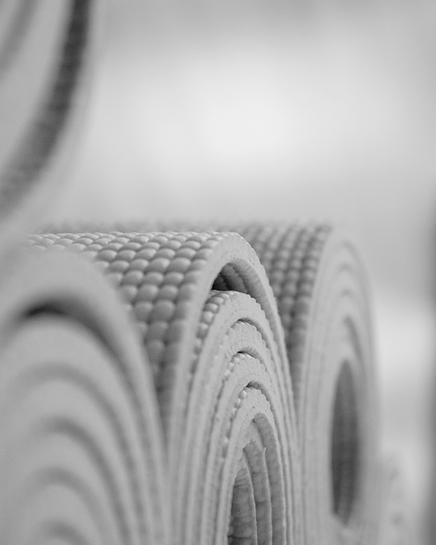 Reduktion bedeutet Abstand von Ablenkung, pure Stille. Nur du und dein Atem.

Genau hier beginnt Ver&auml;nderung.
Nicht im Au&szlig;en. Sondern in der kleinen, leisen Entscheidung, dir selbst wieder zuzuh&ouml;ren.

NOVAHAUS schafft genau diesen Rau