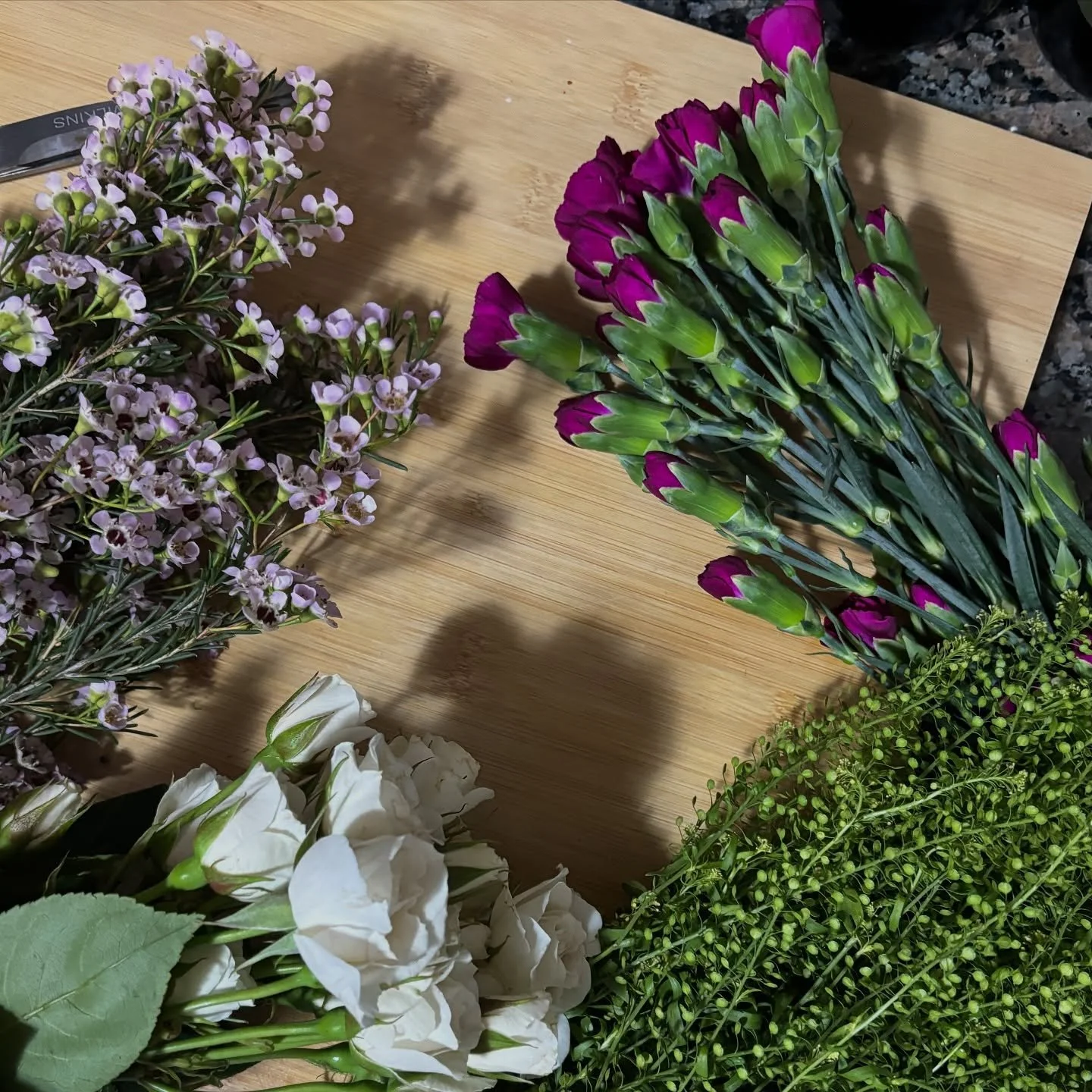 At every ceramics workshop I host, discover a bespoke floral arrangement! A touch of French elegance that makes the moment even more beautiful. 🌸🌷🌻🌹

#flower #flowerny #freshflowerbouquet #ceramicworkshop #b2bevent #nycteambuildingevents