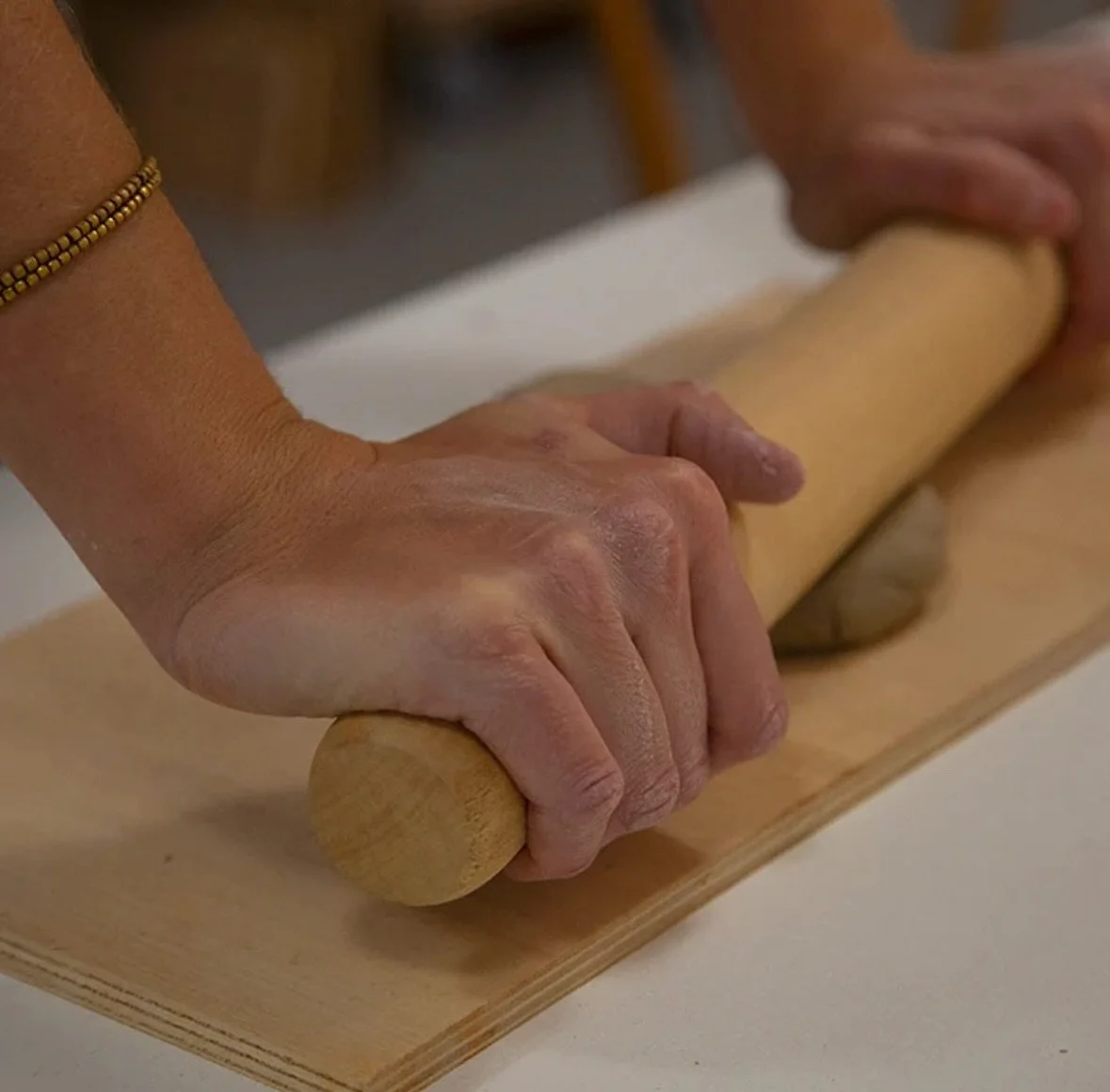 A meeting room and curious hands, that&rsquo;s all you need ☀️

There&rsquo;s a moment I love in every workshop: when clay is soft under your hands and the world slows down.

I remember starting in my little Paris studio, rolling, shaping, creating&h