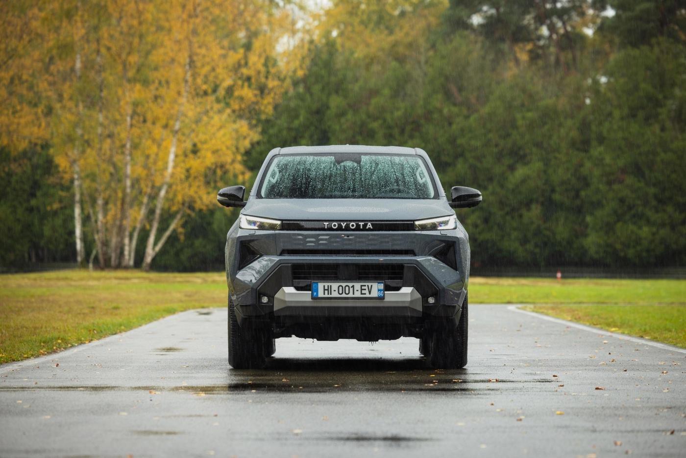 2026-hilux-bev-mte-onroad-static-062_w1400_h1000.jpg