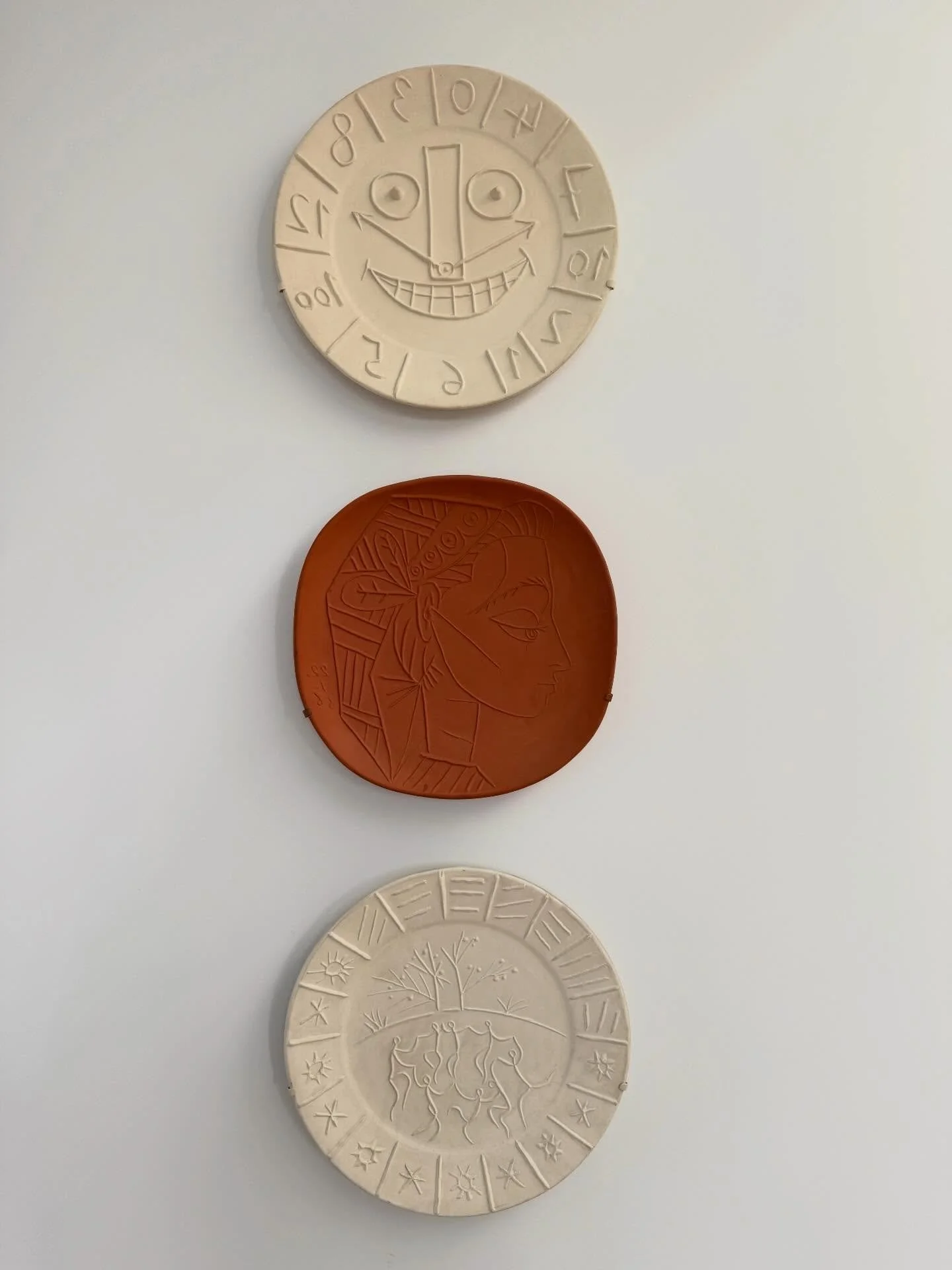 From last week&rsquo;s install: finding the perfect grouping of Picasso plates took two auction houses and a dealer! And, yes, this is my idea of fun.
Architecture and Interiors by @desaichiaarchitecture